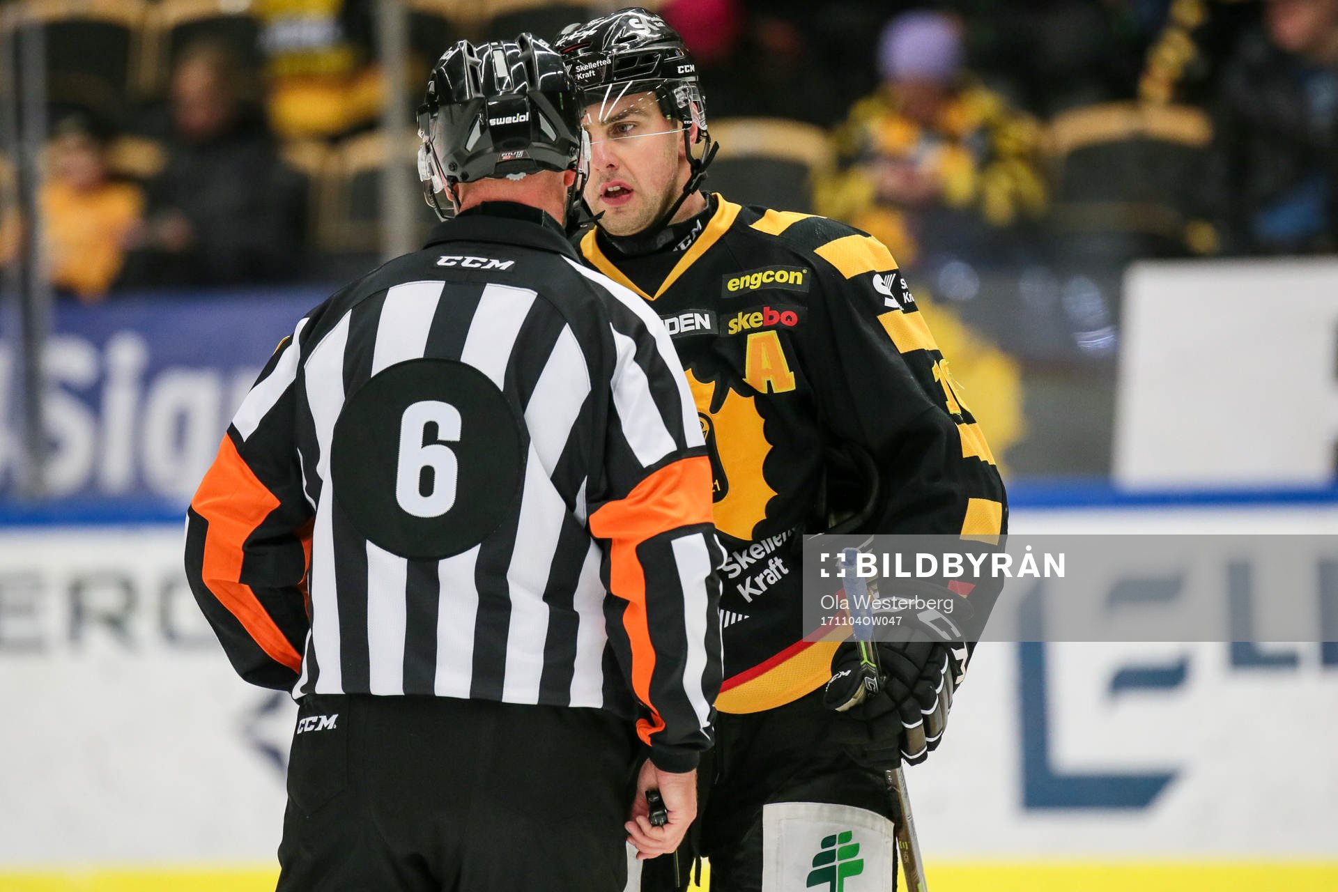 Skellefteås Joakim Lindström pratar med Domare Sören