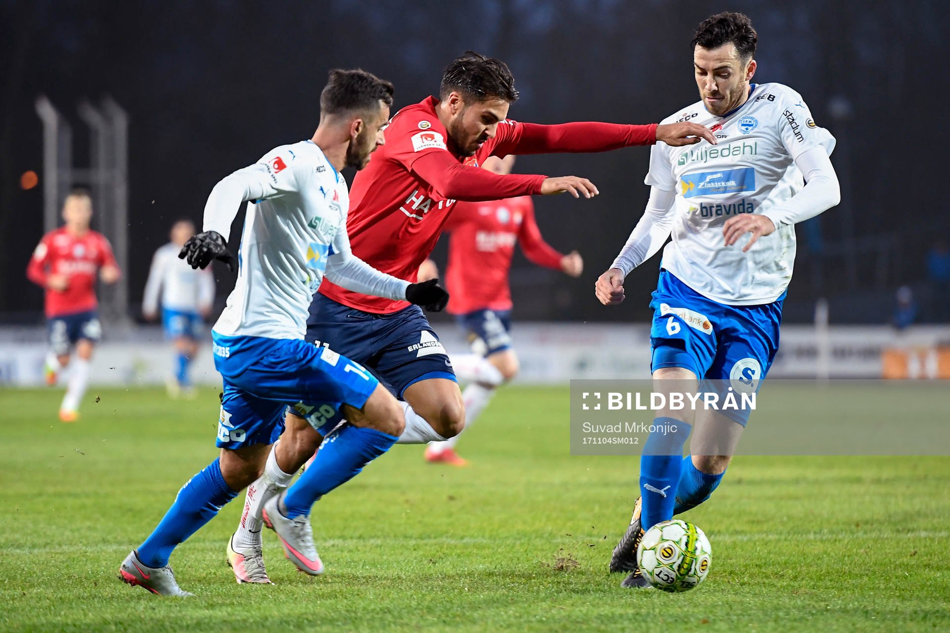 Värnamos Liridon Silka och Tyler Lissette i närkamp med Örgrytes William Atashkadeh under fotbollsmatchen i Superettan mellan Värnamo och Örgryte den 4 november 2017 i Värnamo.