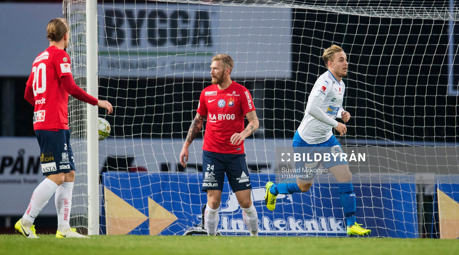 Värnamos Melvin Frithzell jublar medan Örgrytespelarna