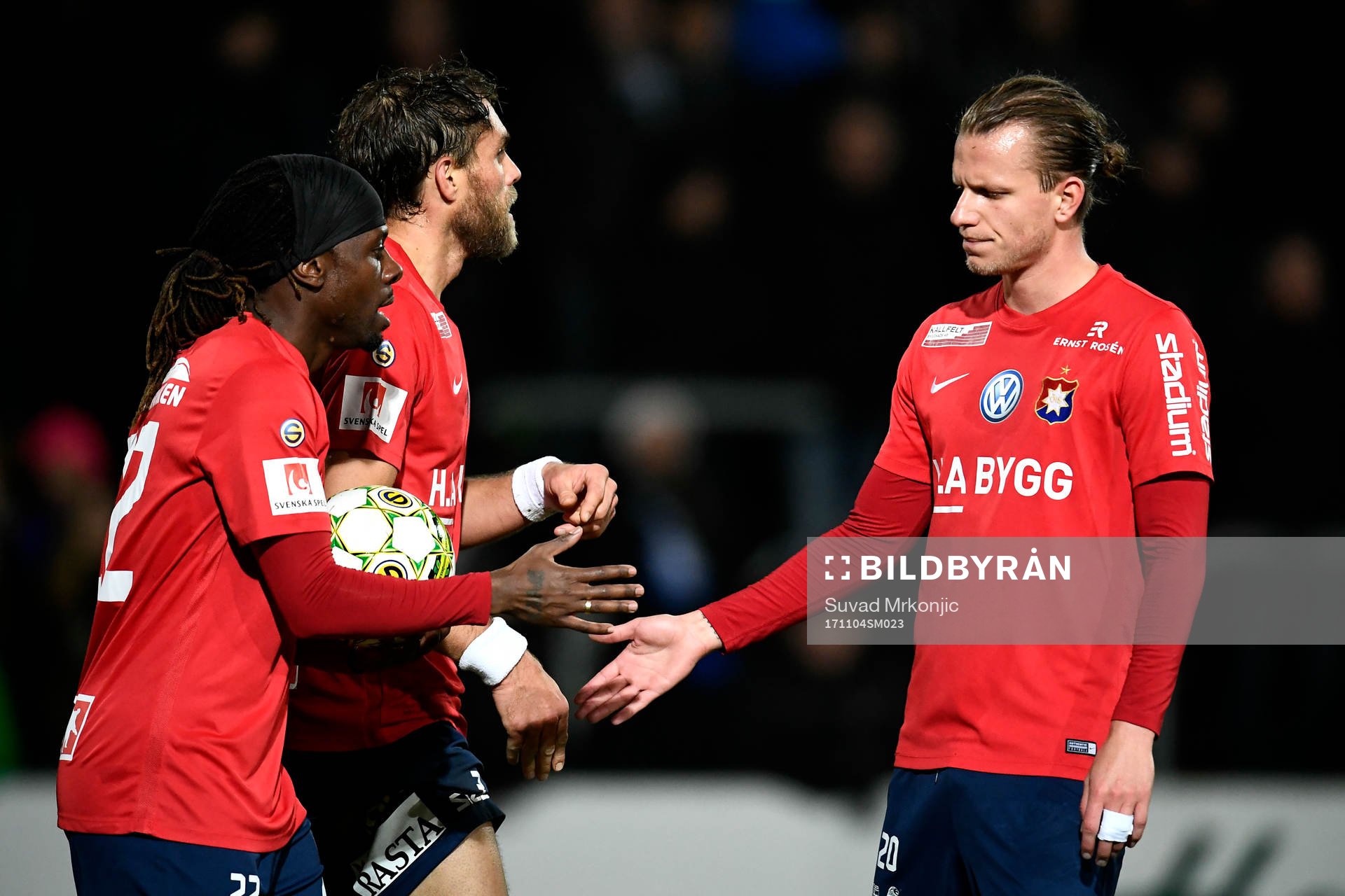 Örgrytes Johan Elmander jublar efter att han gjort 1-1-målet under fotbollsmatchen i Superettan mellan Värnamo och Örgryte den 4 november 2017 i Värnamo.