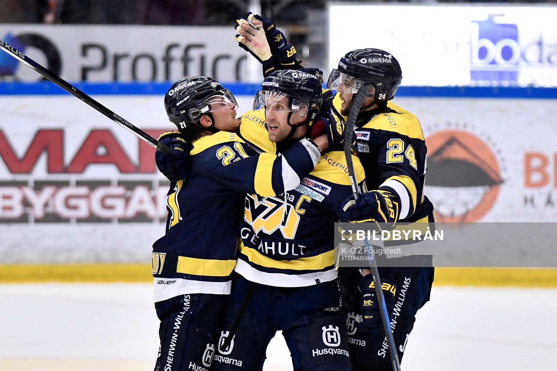 s Mattias Tedenby jublar med lagkamrater