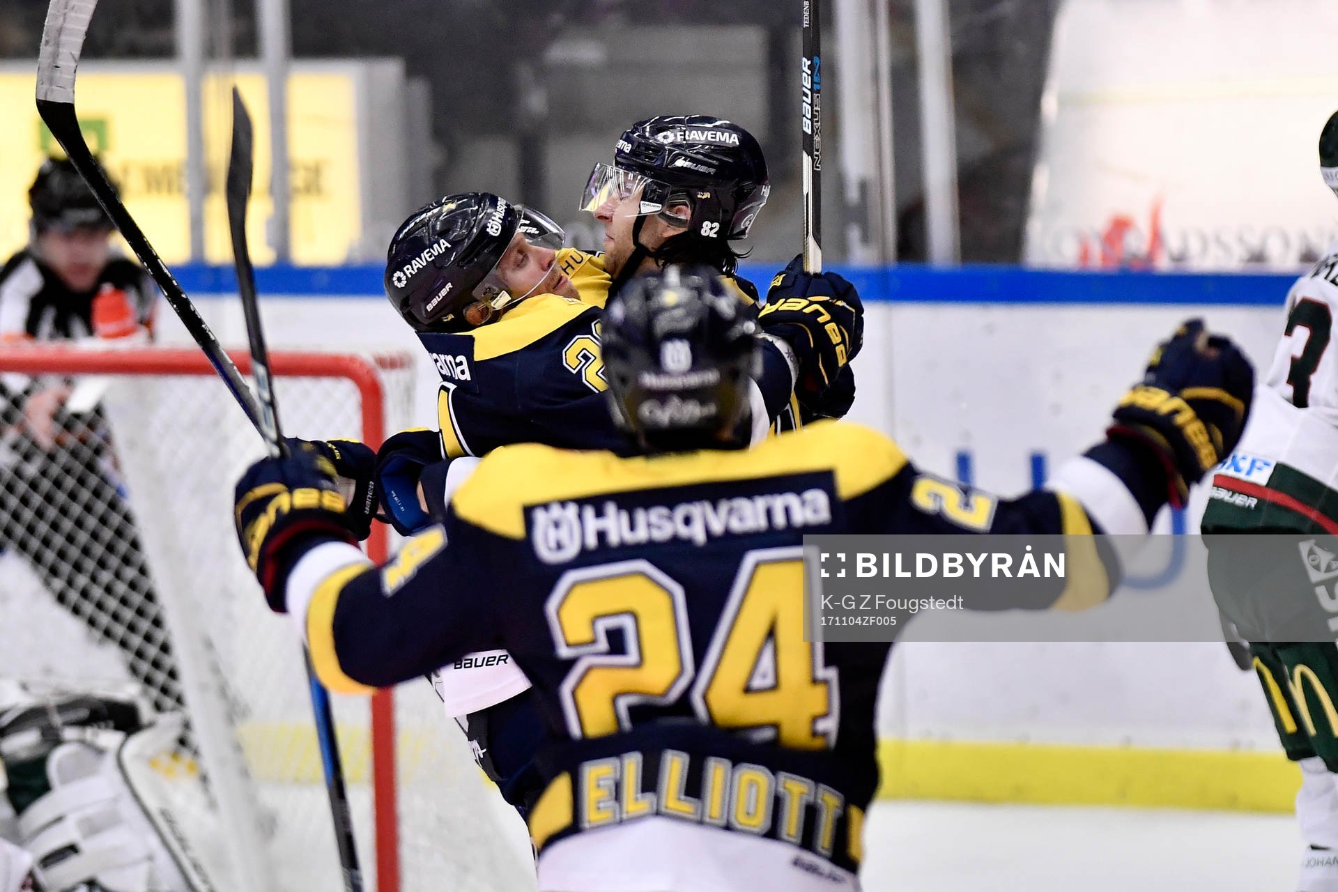 s Kevin Stenlund jublar med lagkamrater