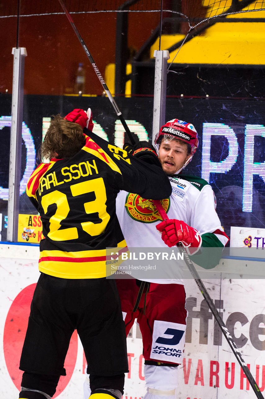 Brynäs Lucas Carlsson i bråk med Moras Jacob Nilsson