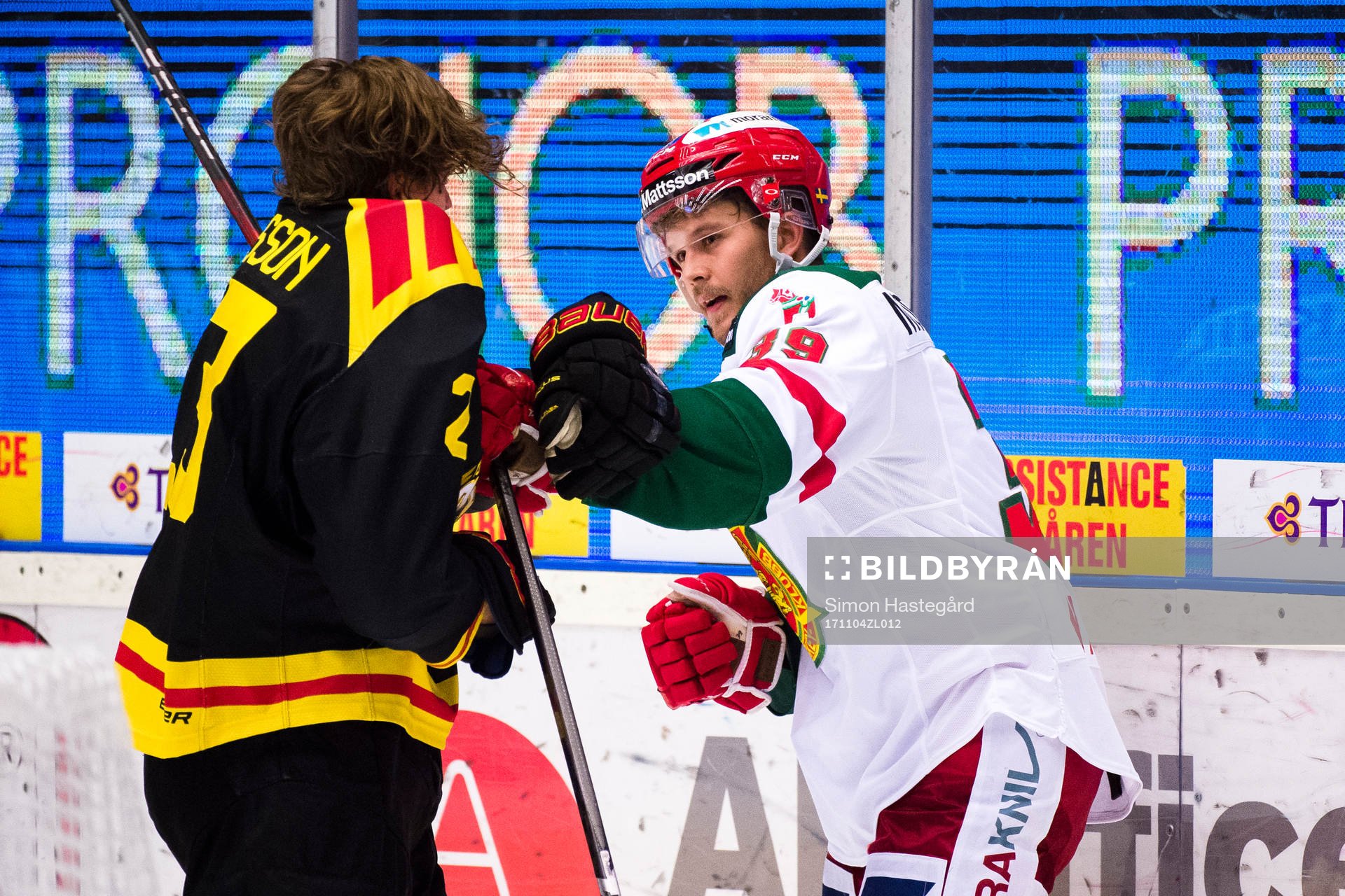 Brynäs Lucas Carlsson i bråk med Moras Jacob Nilsson
