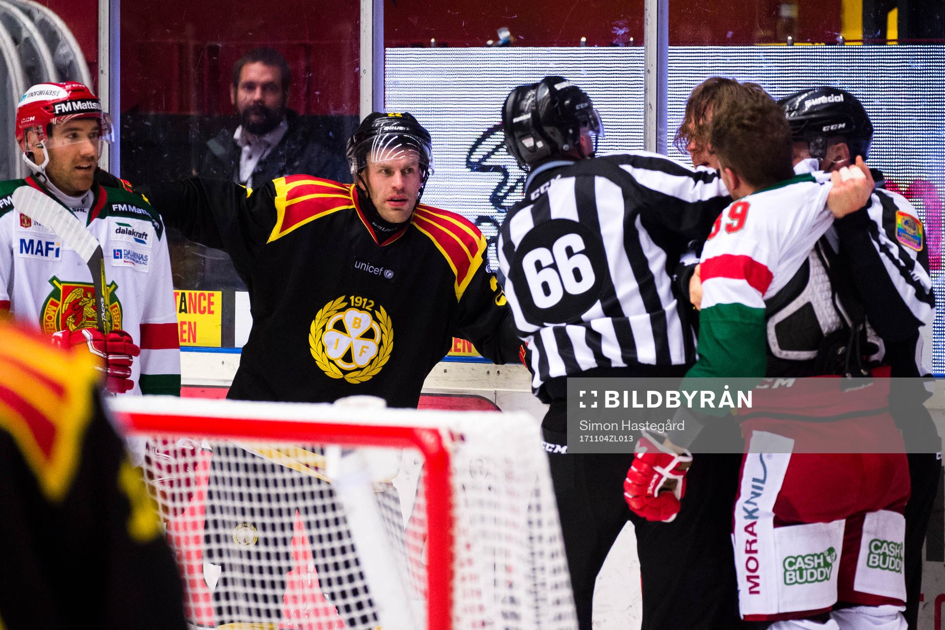 Moras Andrew Rowe och Brynäs Jörgen Sundqvist ser på