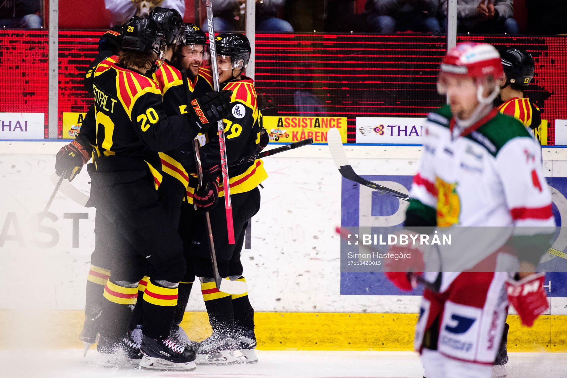 Brynäs Simon Bertilsson jublar med lagkamrater