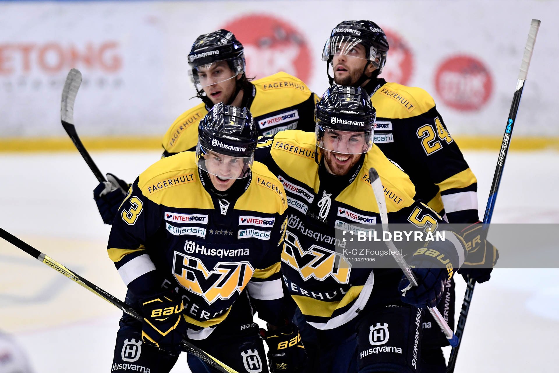 s Kevin Stenlund jublar med lagkamrater Sebastian