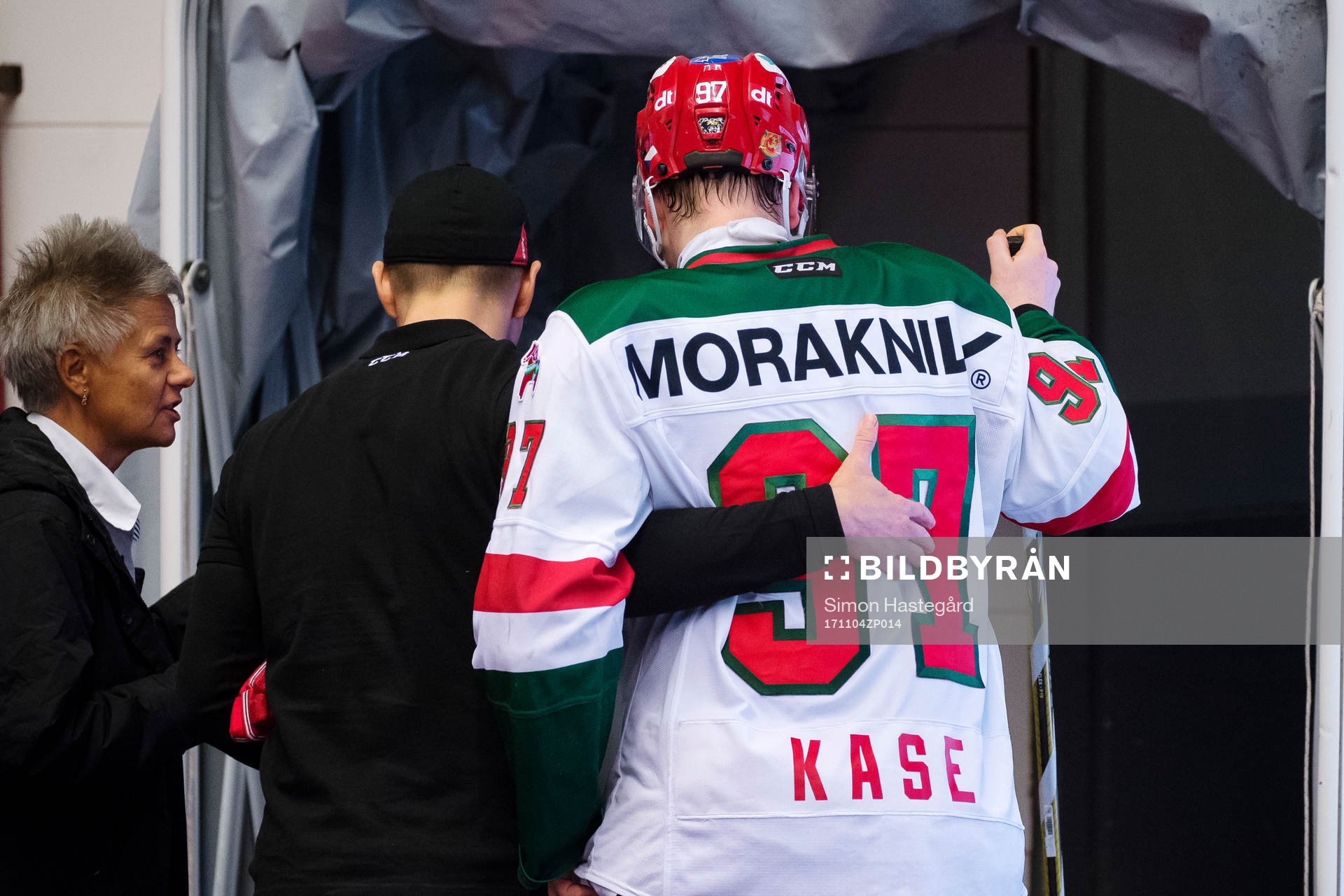 Moras David Kase lämnar planen