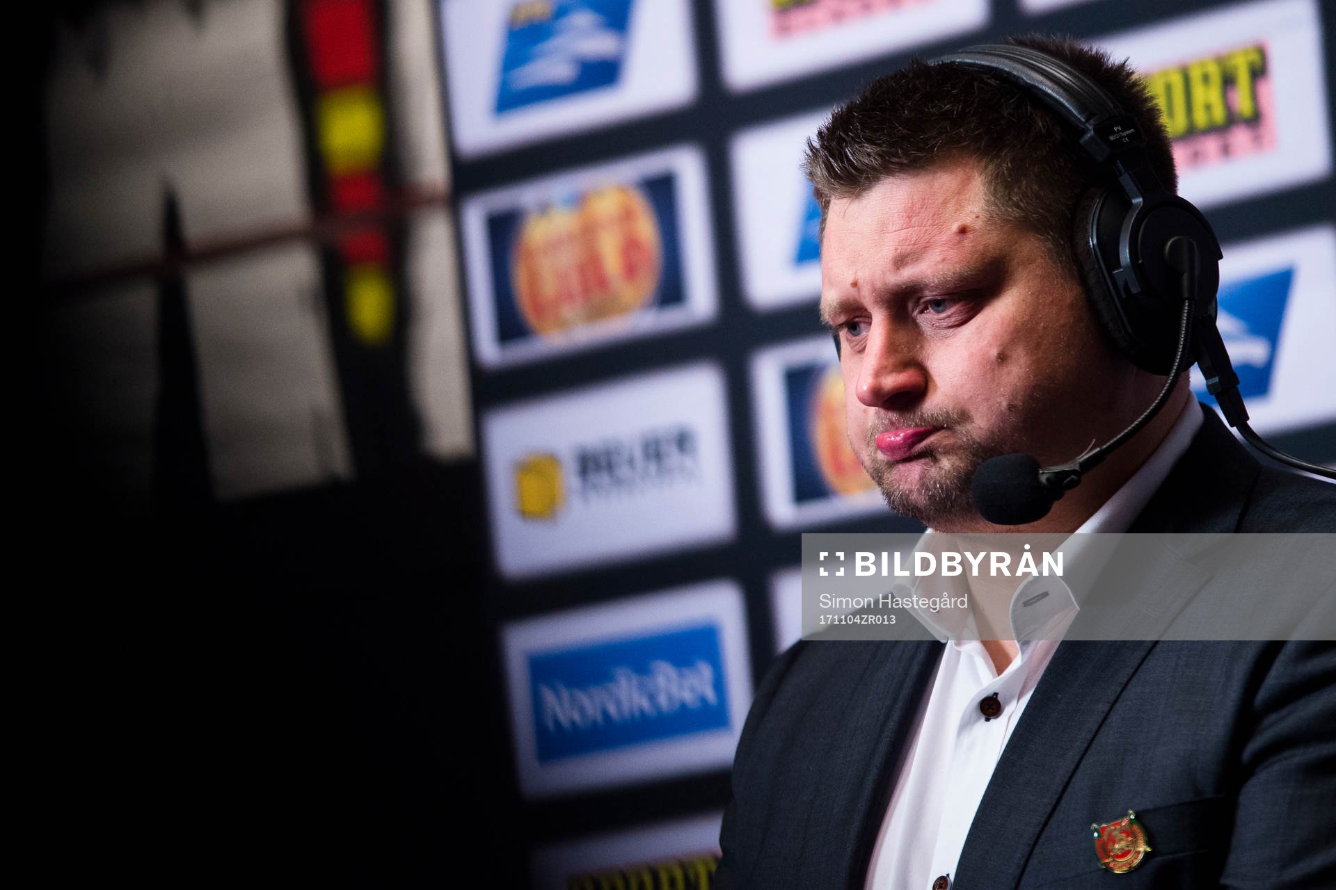 Moras tränare Mattias Karlin deppar