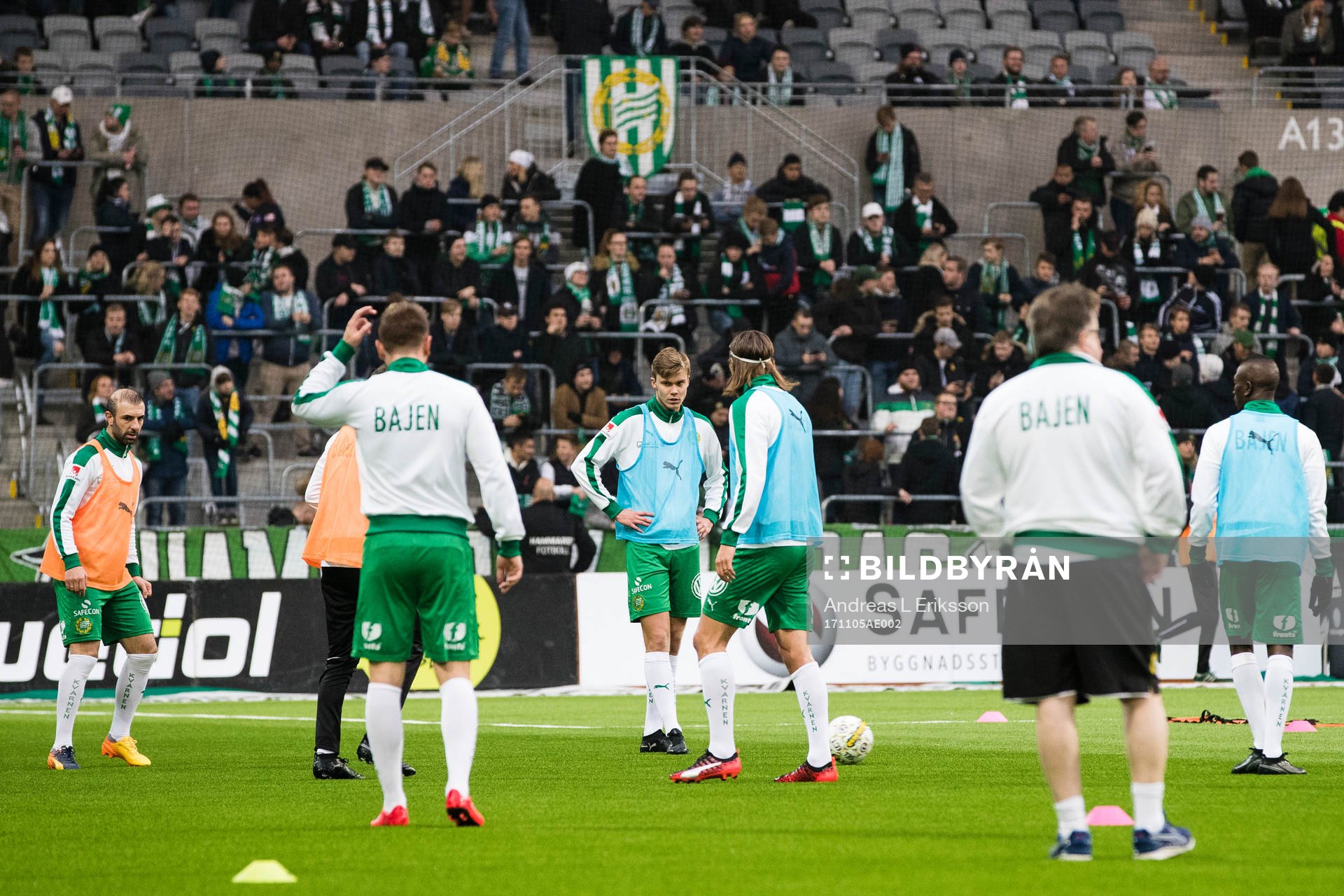 Hammarbys Kennedy Bakircioglu och Marcus Degerlund värmer upp inför fotbollsmatchen i Allsvenskan mellan Hammarby och Halmstad den 5 november 2017 i Stockholm.
