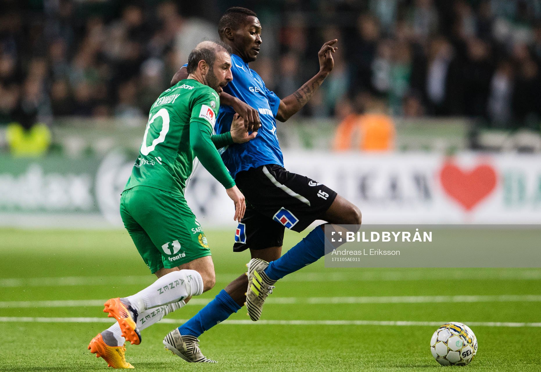 Hammarbys Kennedy Bakircioglu i kamp om bollen med