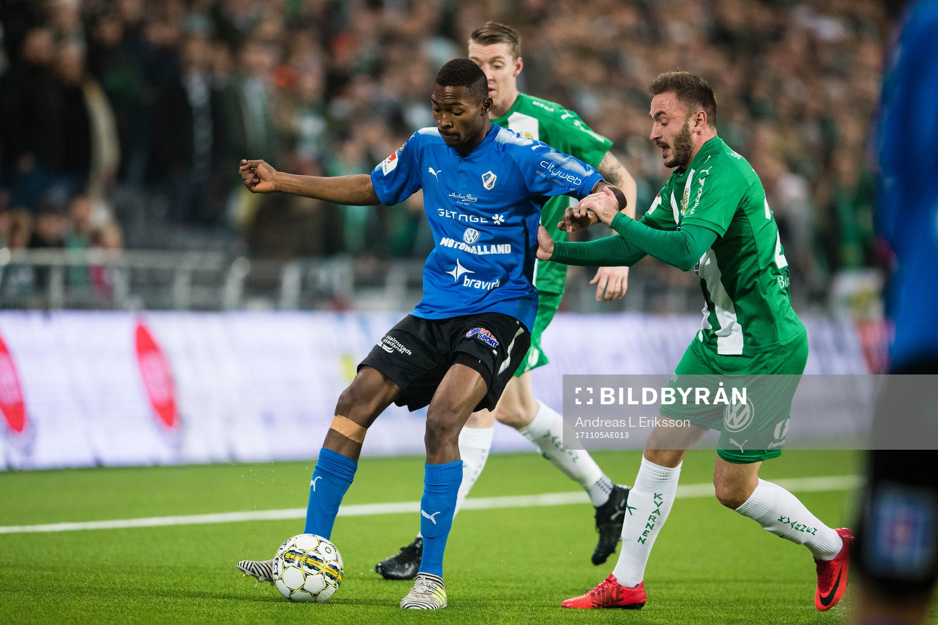 Halmstads Aboubakar Keita i kamp om bollen med Hammarbys