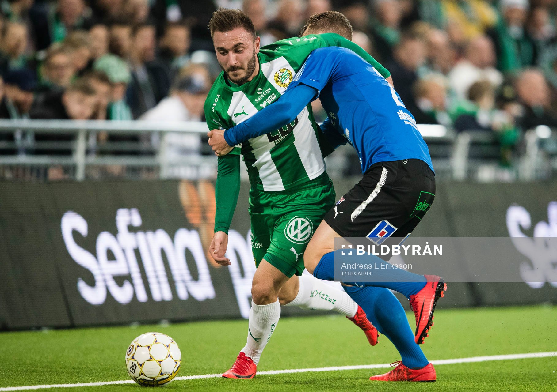 Hammarbys Muamer Tankovic i kamp om bollen med Halmstads Andreas Bengtsson under fotbollsmatchen i Allsvenskan mellan Hammarby och Halmstad den 5 november 2017 i Stockholm. 