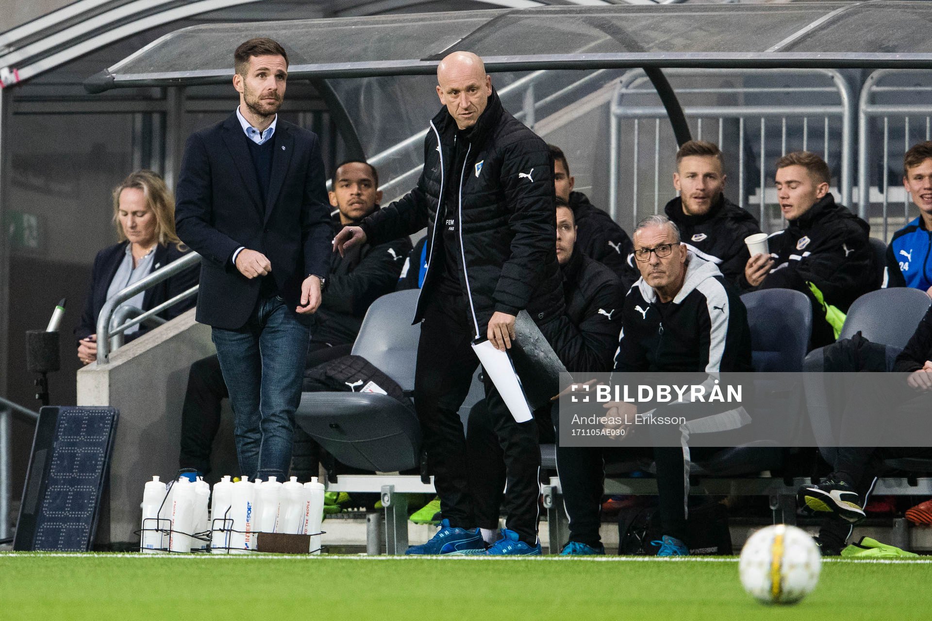 Halmstads tränare Igor Krulj och assisterande tränare Billy Magnusson under fotbollsmatchen i Allsvenskan mellan Hammarby och Halmstad den 5 november 2017 i Stockholm.