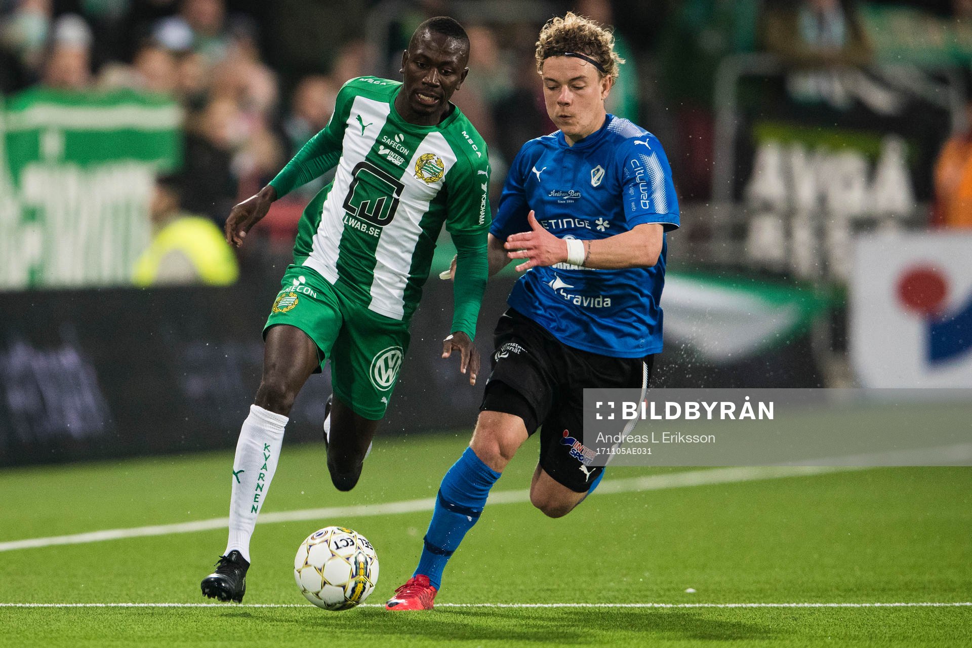 Hammarbys Pa Amat Dibba i kamp om bollen med Halmstads