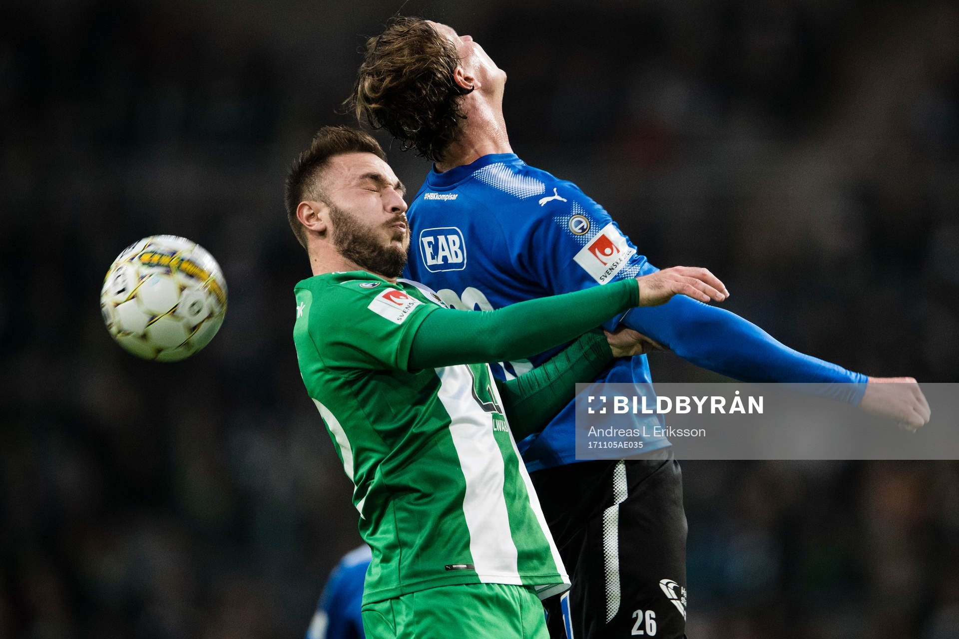 Hammarbys Muamer Tankovic i en nickduell med Halmstads Alexander Berntsson under fotbollsmatchen i Allsvenskan mellan Hammarby och Halmstad den 5 november 2017 i Stockholm.