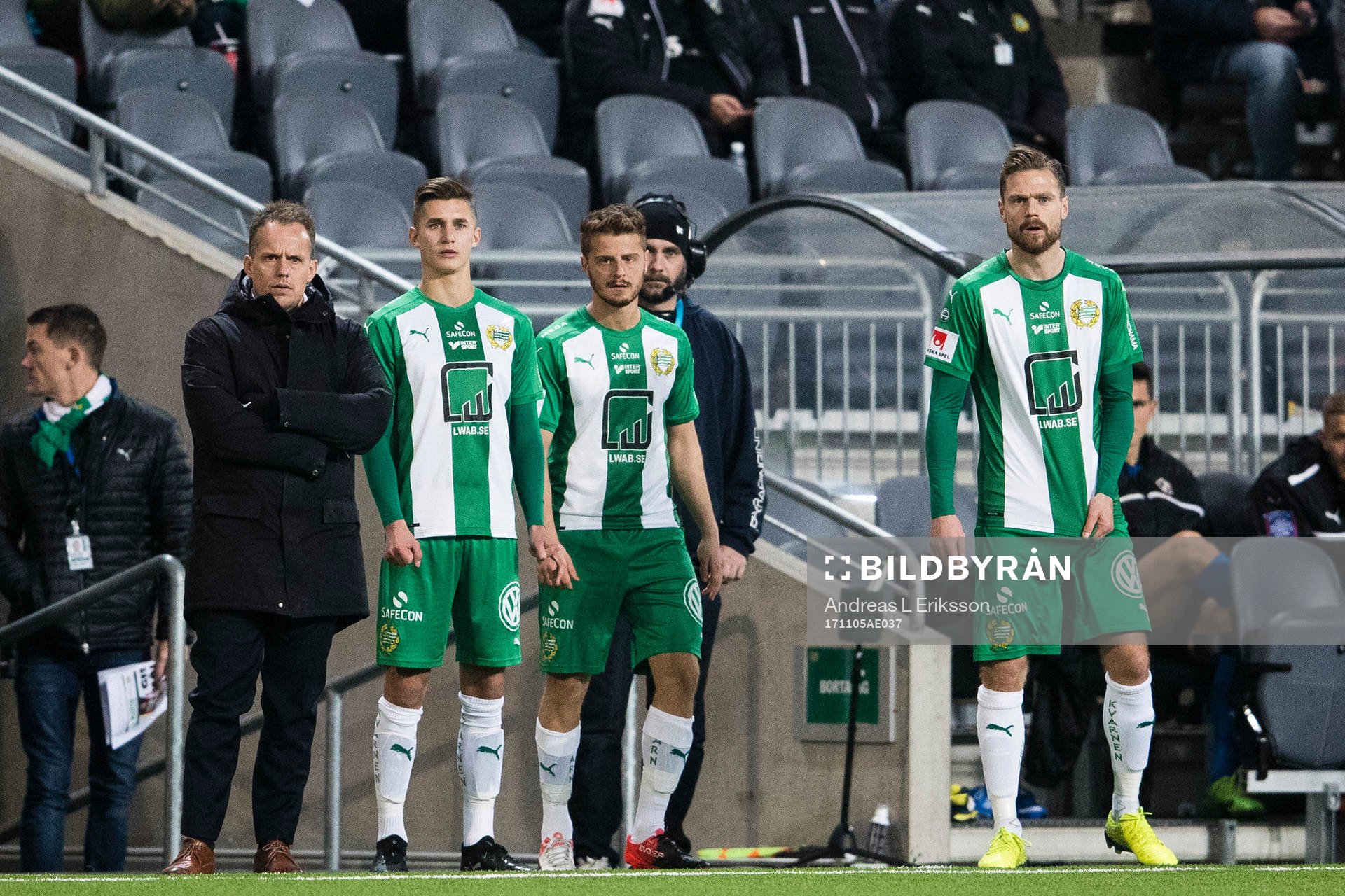 Hammarbys tränare Jakob Michelsen väntar på att byta in