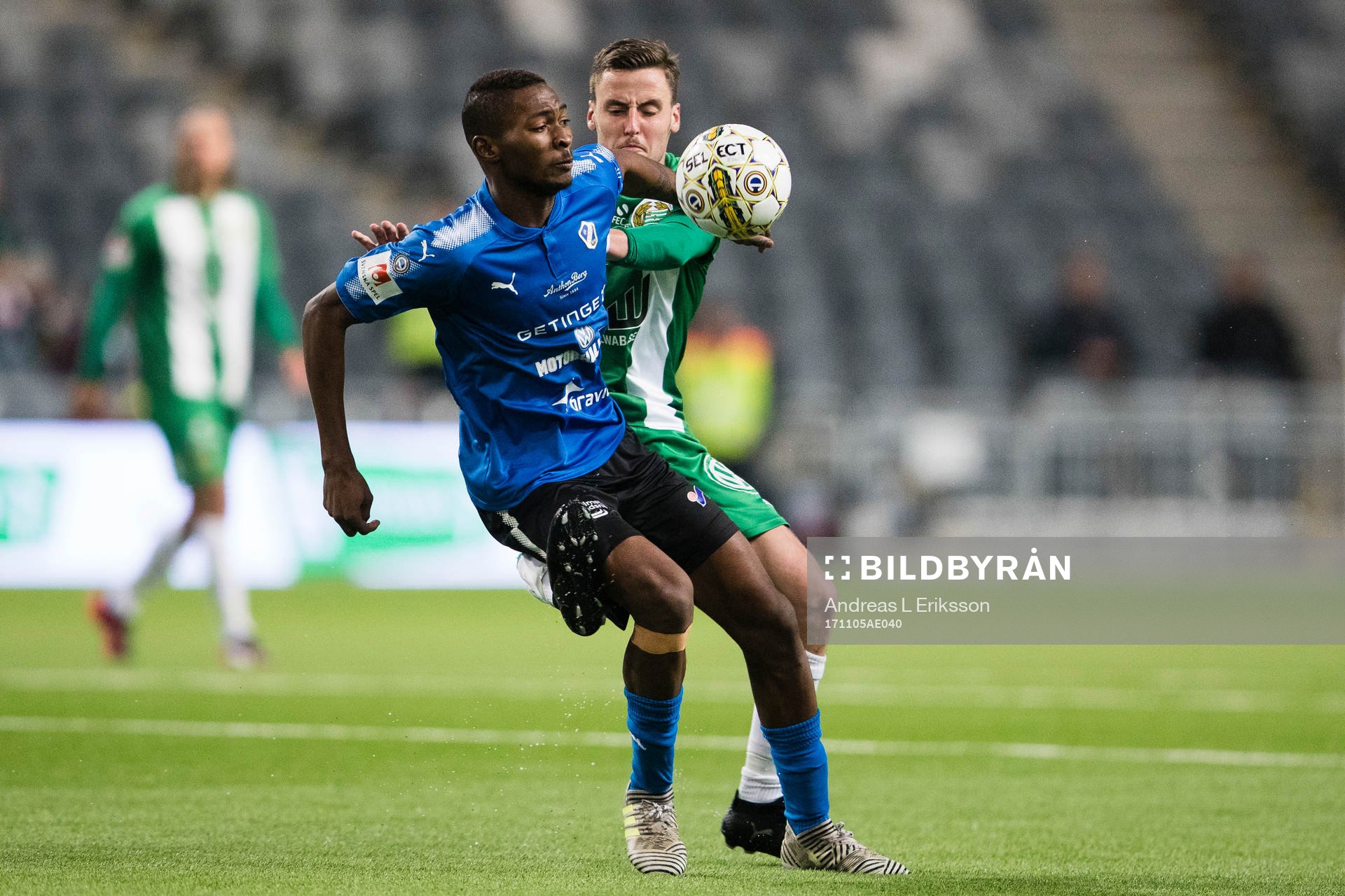 Halmstads Aboubakar Keita i kamp om bollen med Hammarbys Jeppe Andersen under fotbollsmatchen i Allsvenskan mellan Hammarby och Halmstad den 5 november 2017 i Stockholm.