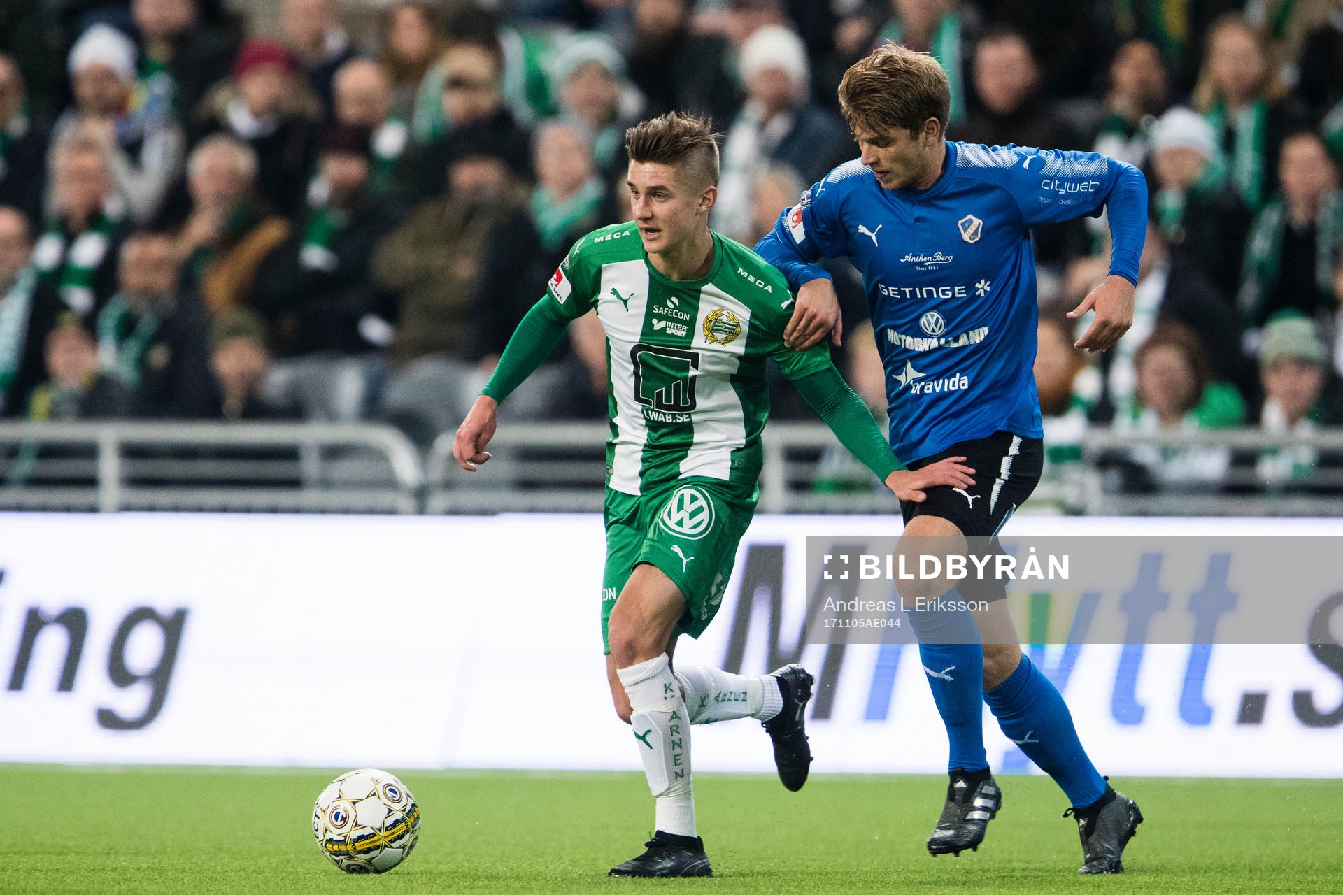 Hammarbys Leo Bengtsson i kamp om bollen med Halmstads