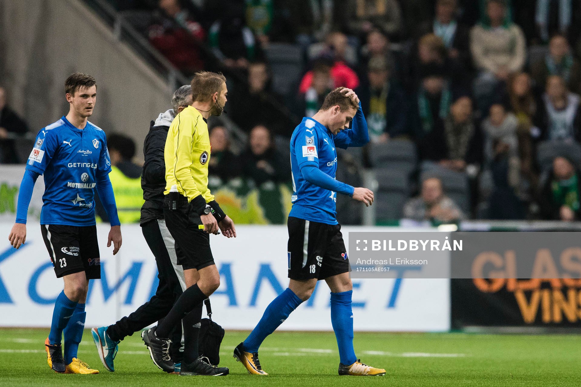 Halmstads Gabriel Gudmundsson kliver av planen med en