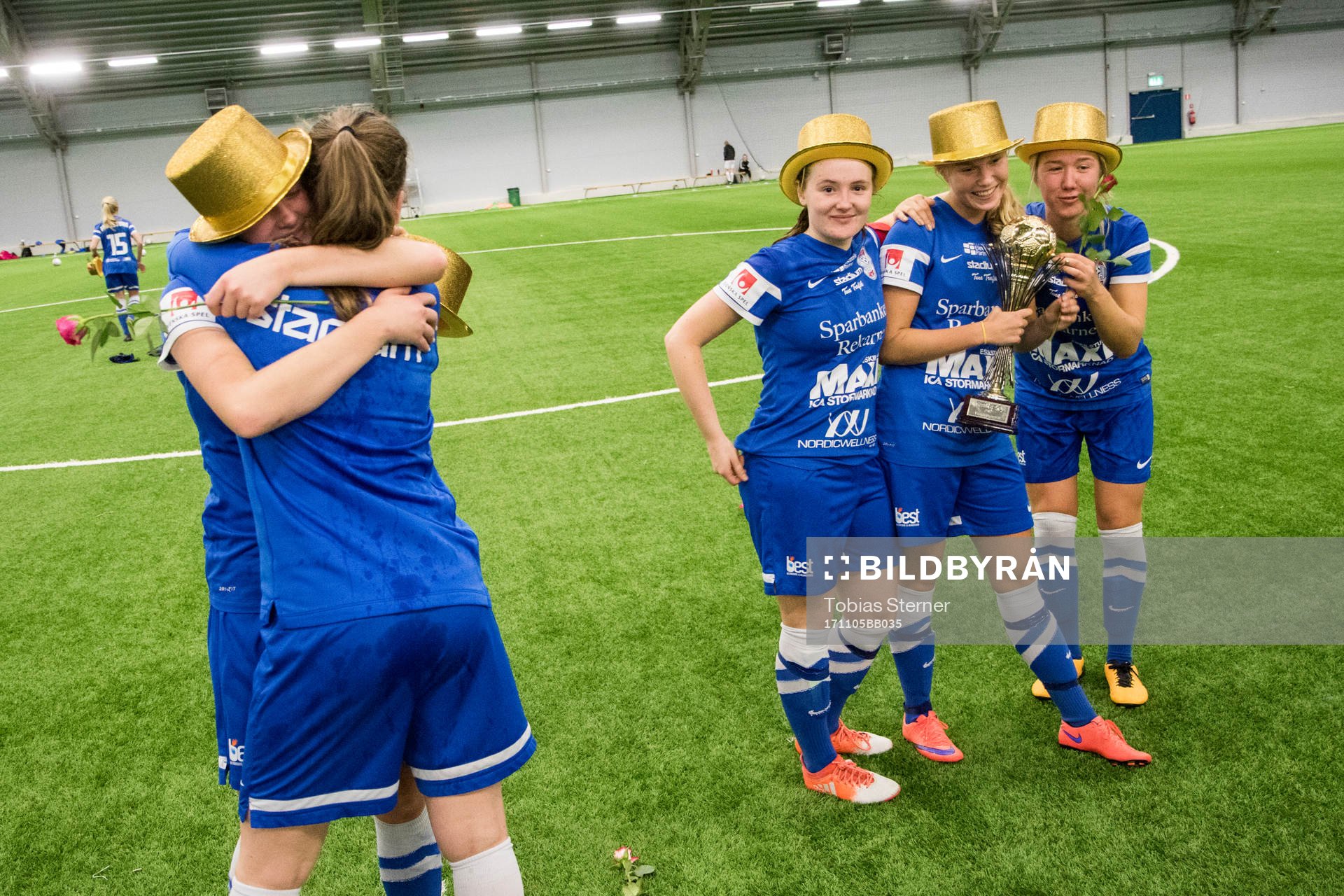 Eskilstuna firar vinsten i finalen i SM-slutspelet för F19