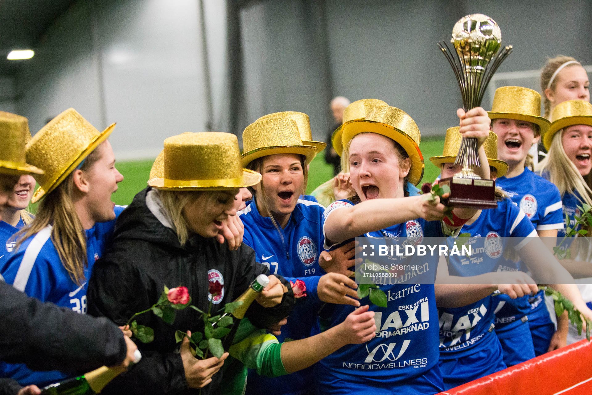 Eskilstunas lagkapten Jonna Giocondi höjer pokalen