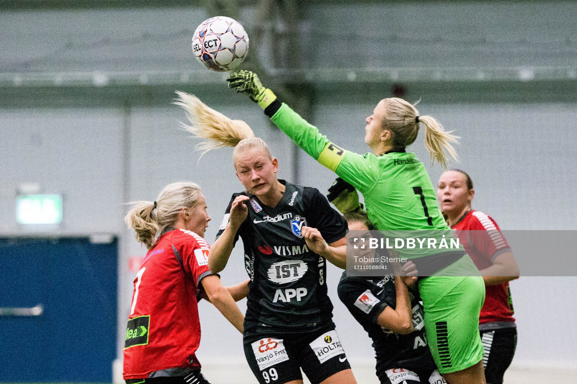 LB07s målvakt Lina Lundgren boxar bort bollen på en hörna