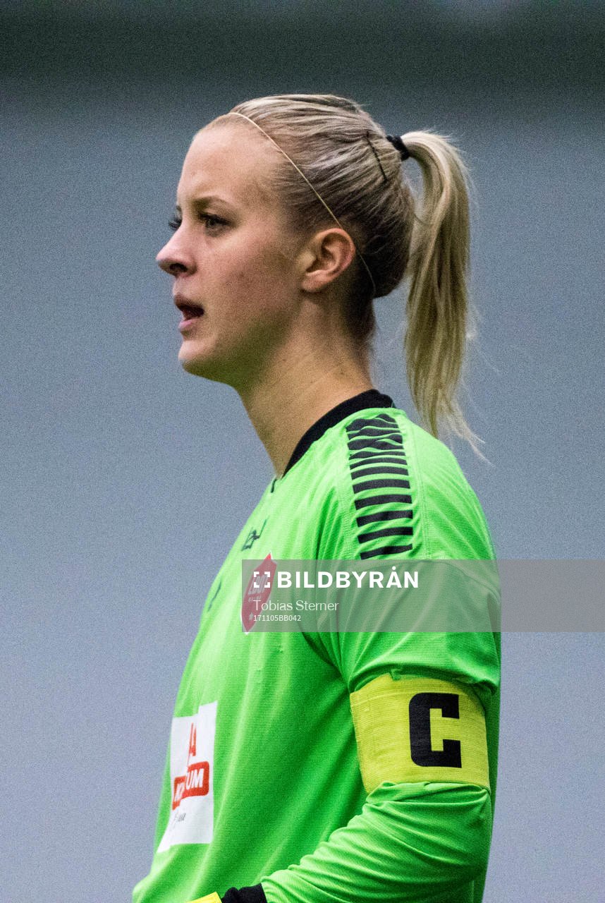 LB07s målvakt Lina Lundgren under bronsmatchen i SM-slutspelet för F19 mellan Växjö och LB07 den 5 november 2017 i Stockholm.