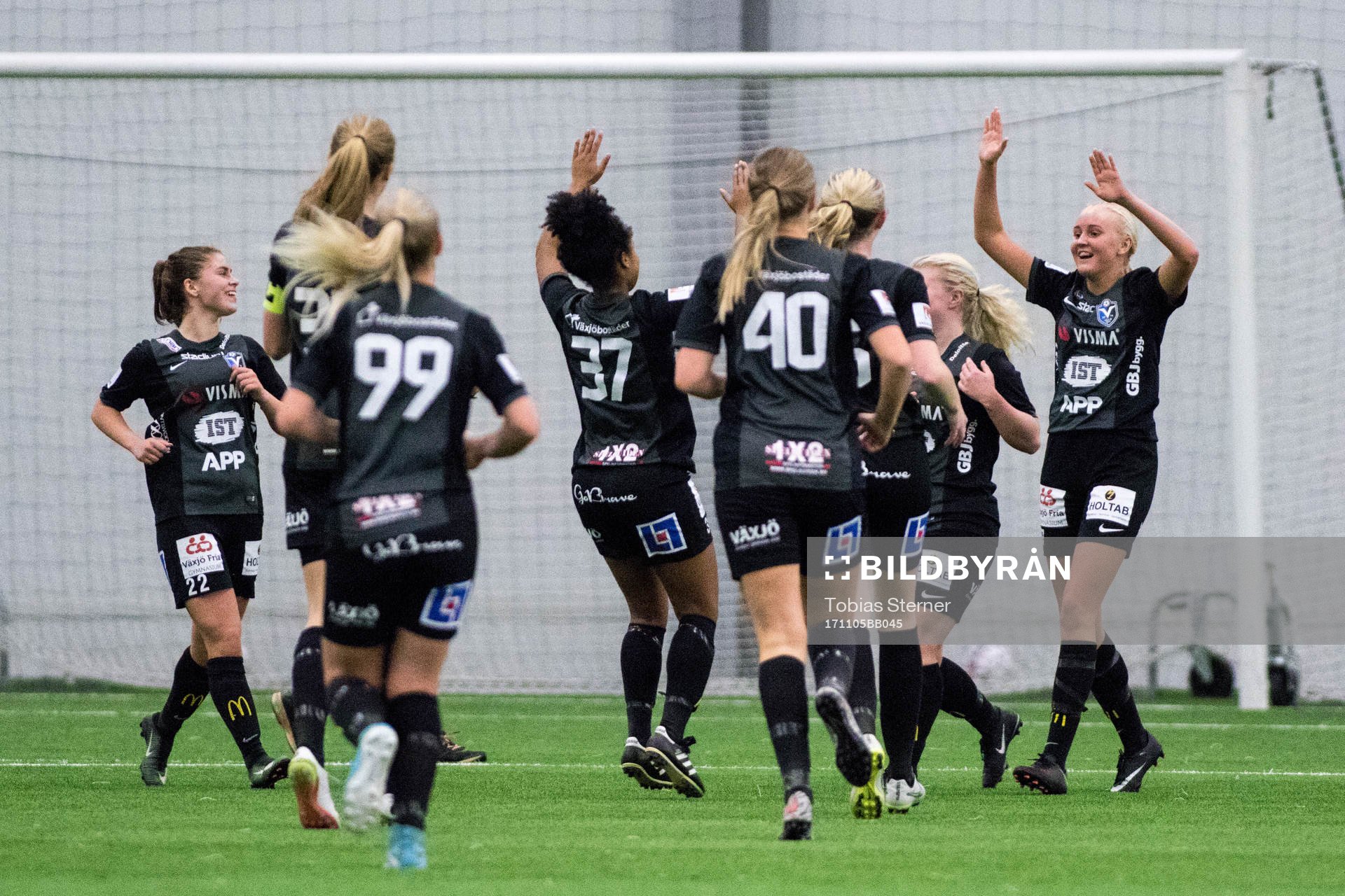 LB07s Nora Stillman (h) jublar efter sitt mål under bronsmatchen i SM-slutspelet för F19 mellan Växjö och LB07 den 5 november 2017 i Stockholm.