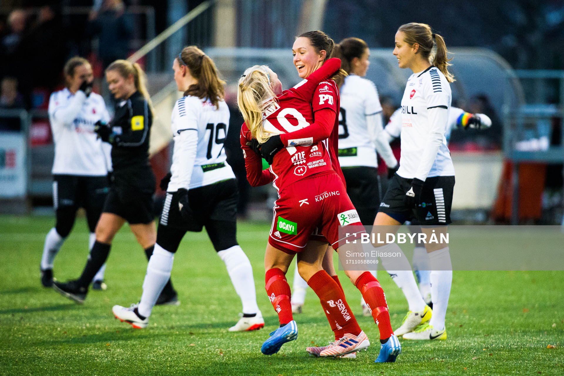 Piteås Felicia Karlsson och Elin Bragnum jublar