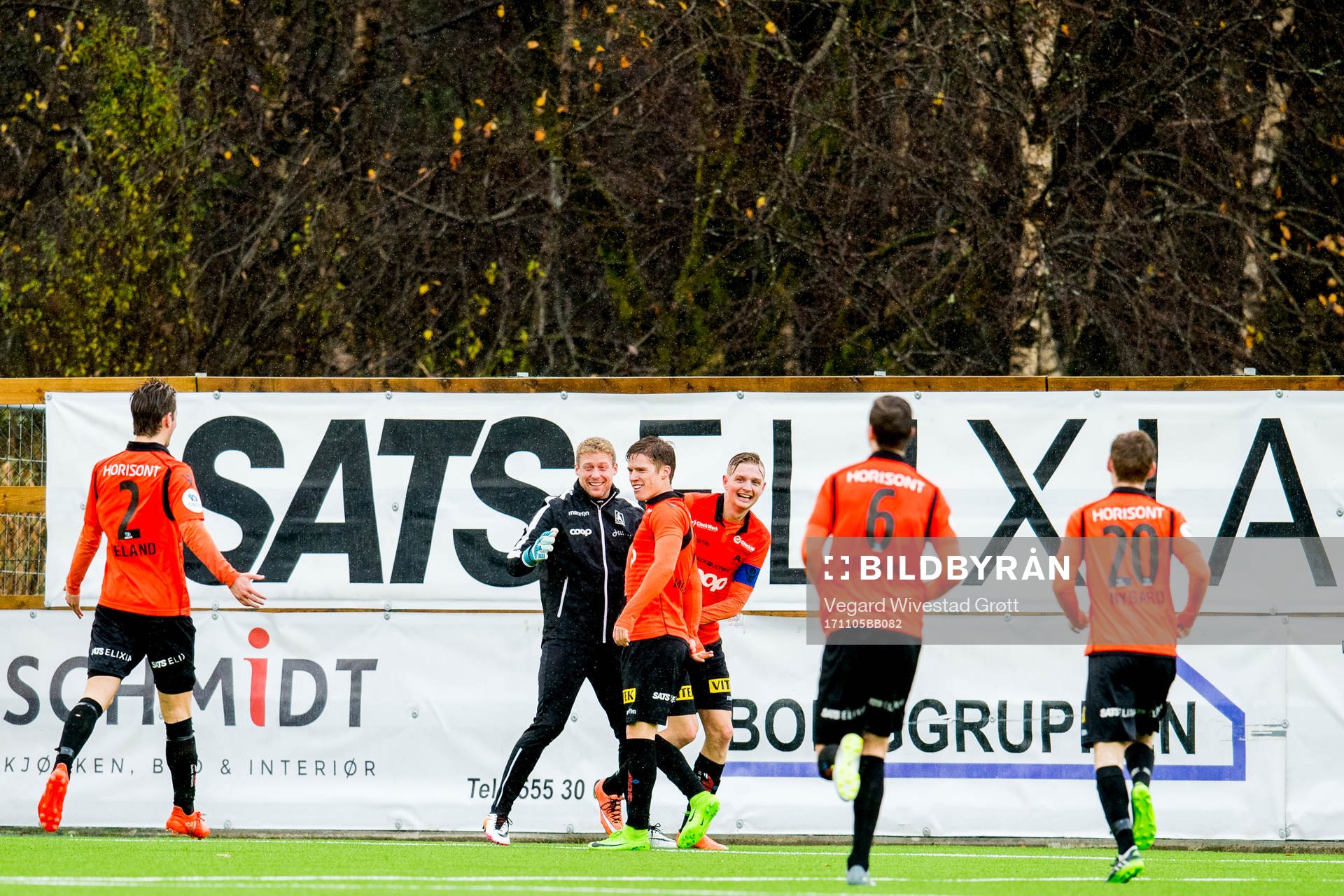 Joakim Hammersland of Åsane celebrates with Erik Huseklepp
