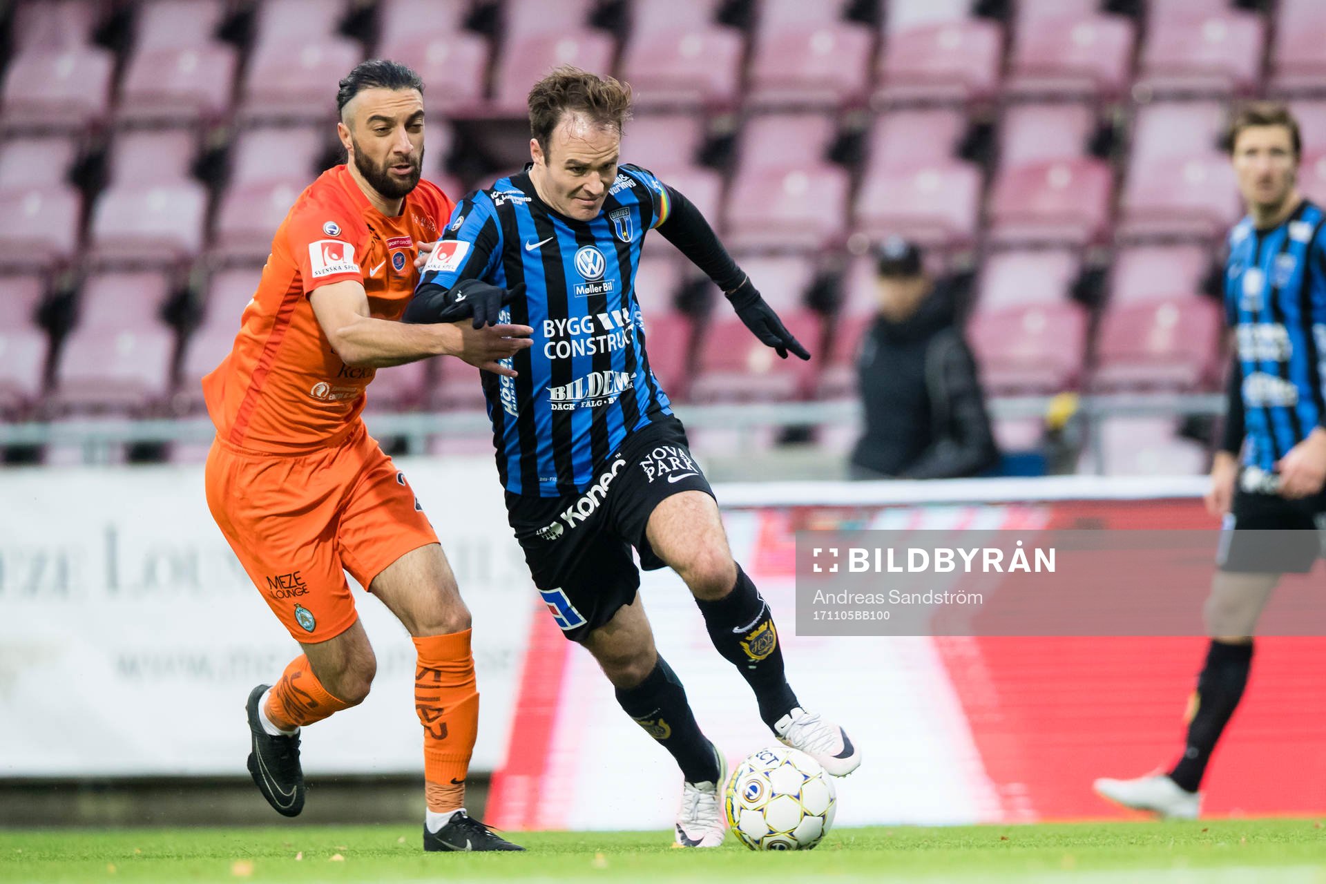 Sirius Niklas Busch Thor i kamp om bollen med AFC