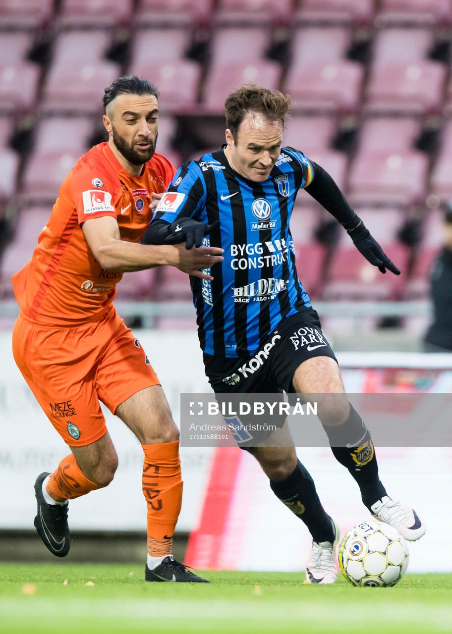 Sirius Niklas Busch Thor i kamp om bollen med AFC