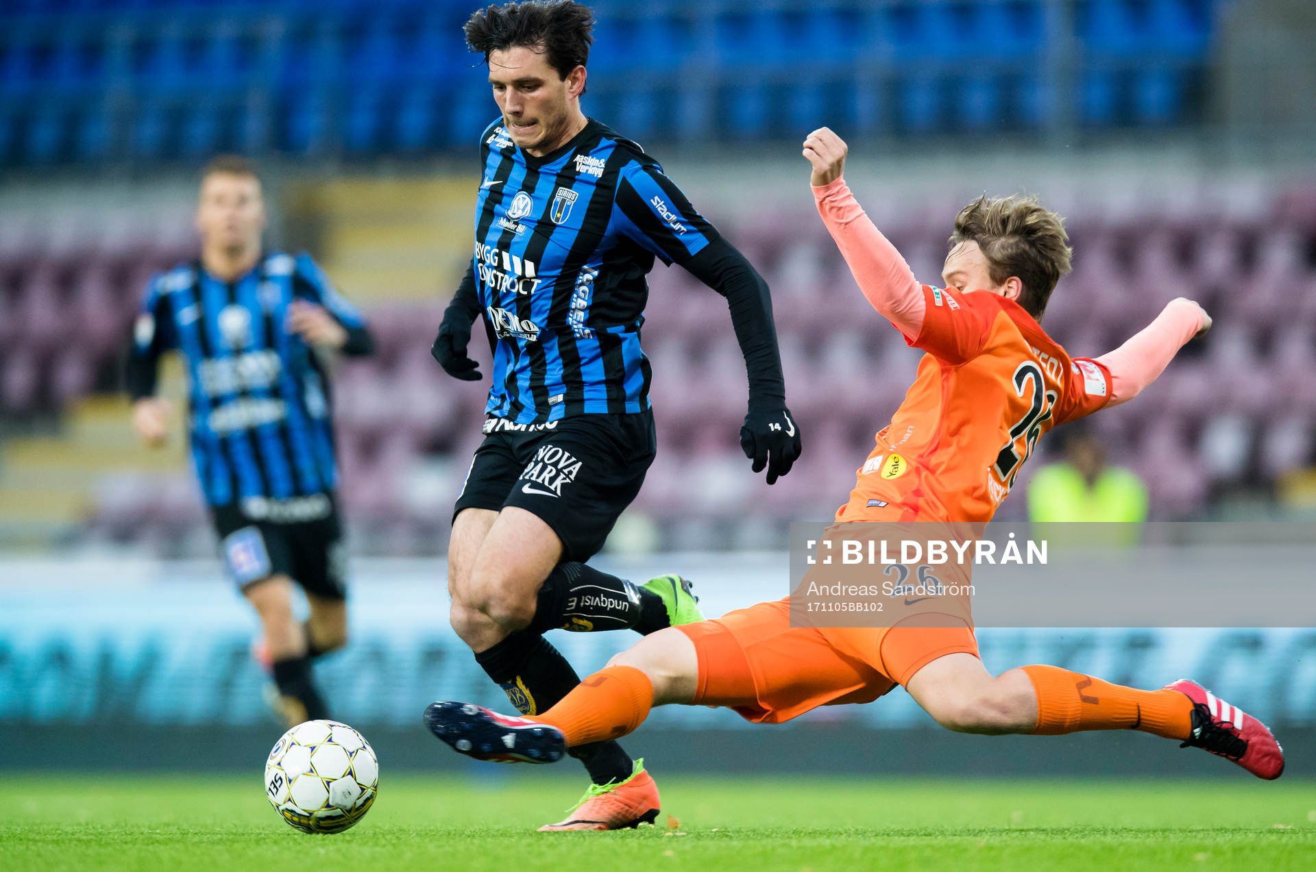 Sirius Ian Sirelius och AFC Eskilstunas Robert Åstedt