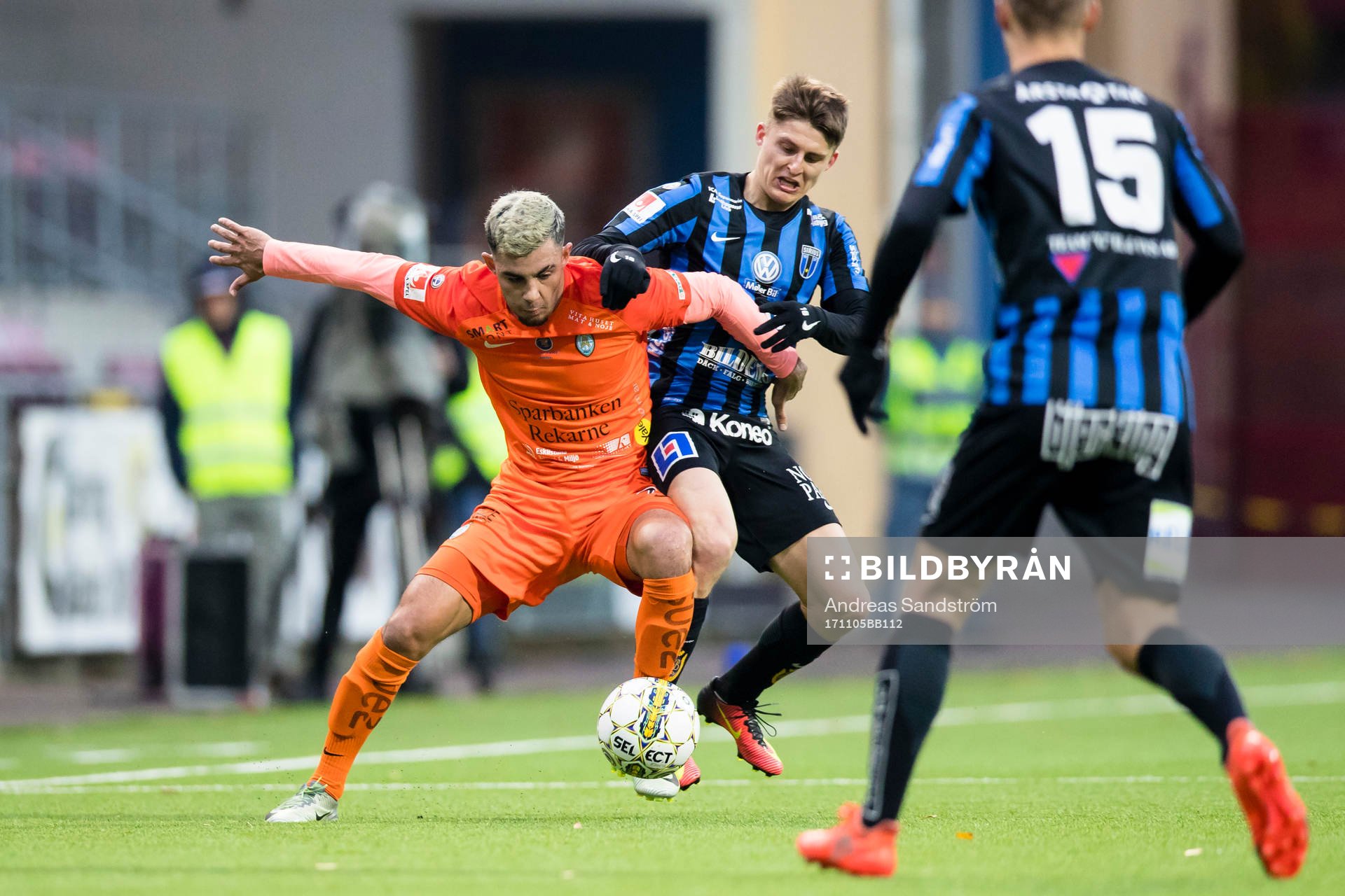 AFC Eskilstunas Farshad Noor i kamp om bollen med Sirius