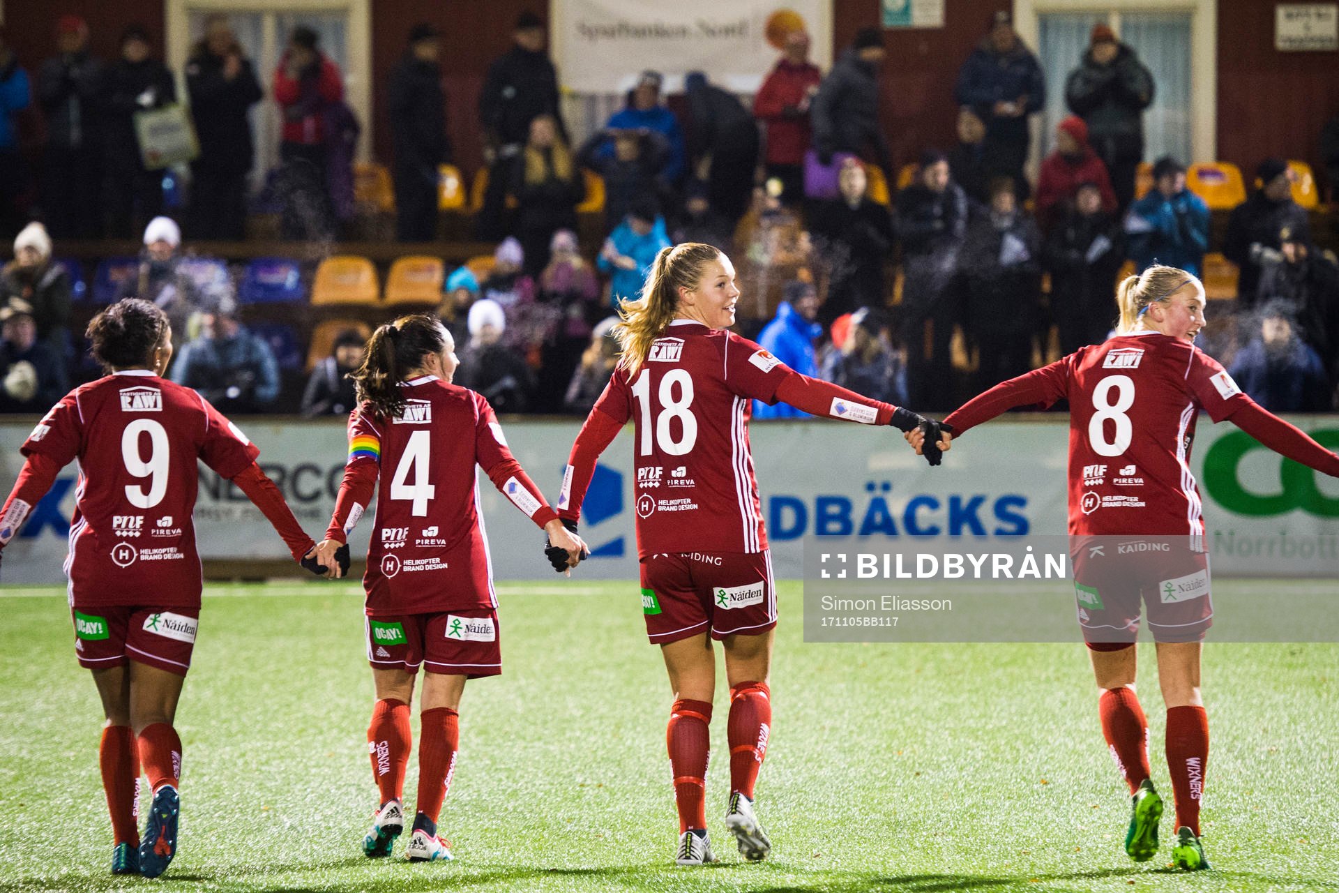 Piteås Madelen Janogy, Josefin Johansson, Nina Jakobsson och Julia Karlenäs tackar publiken efter matchen i Damallsvenskan mellan Piteå IF och IF Limhamn Bunkeflo den 5 november 2017 i Piteå.