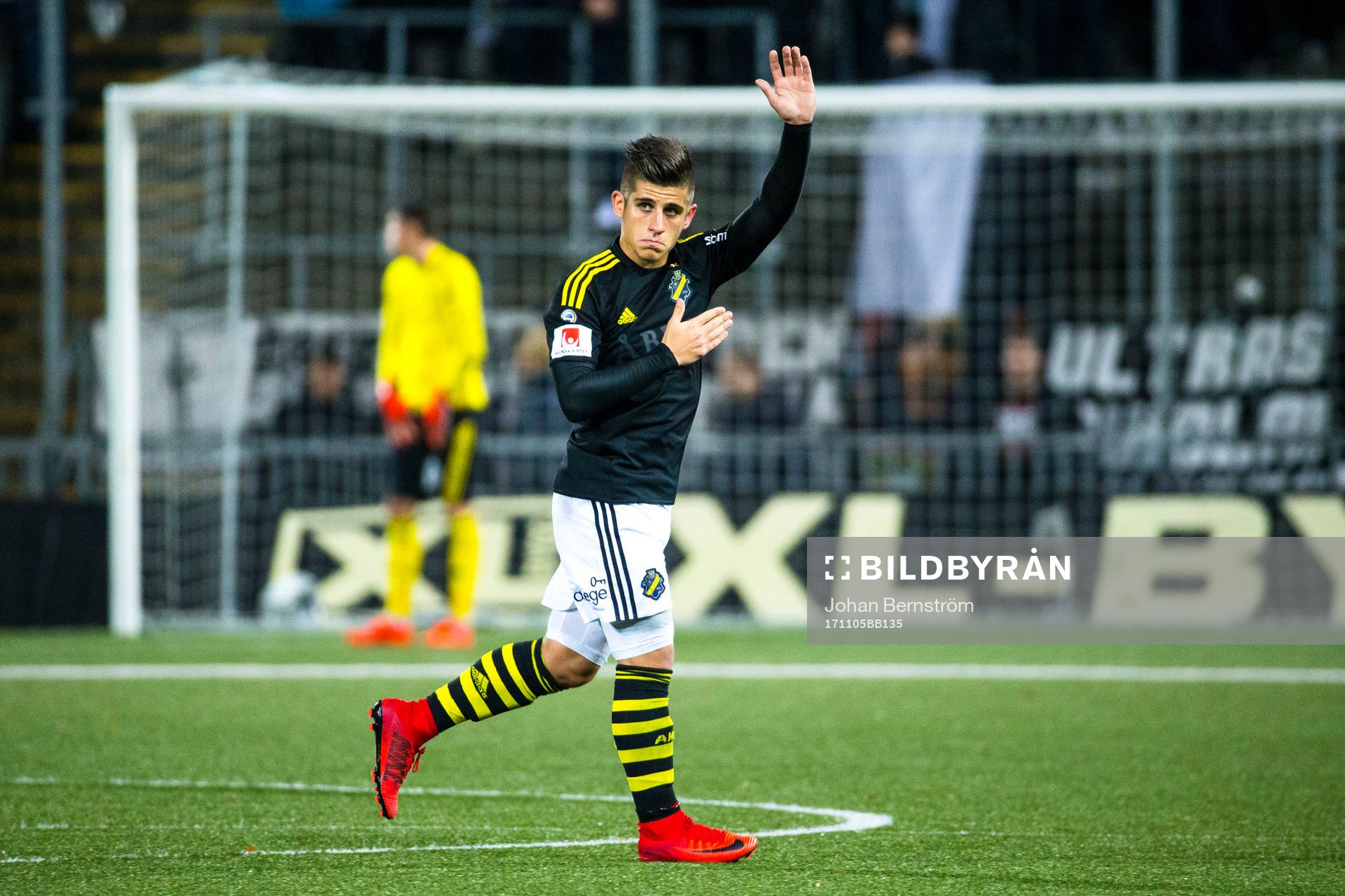 s Nicolas Marcelo Stefanelli tackar publiken vid byte