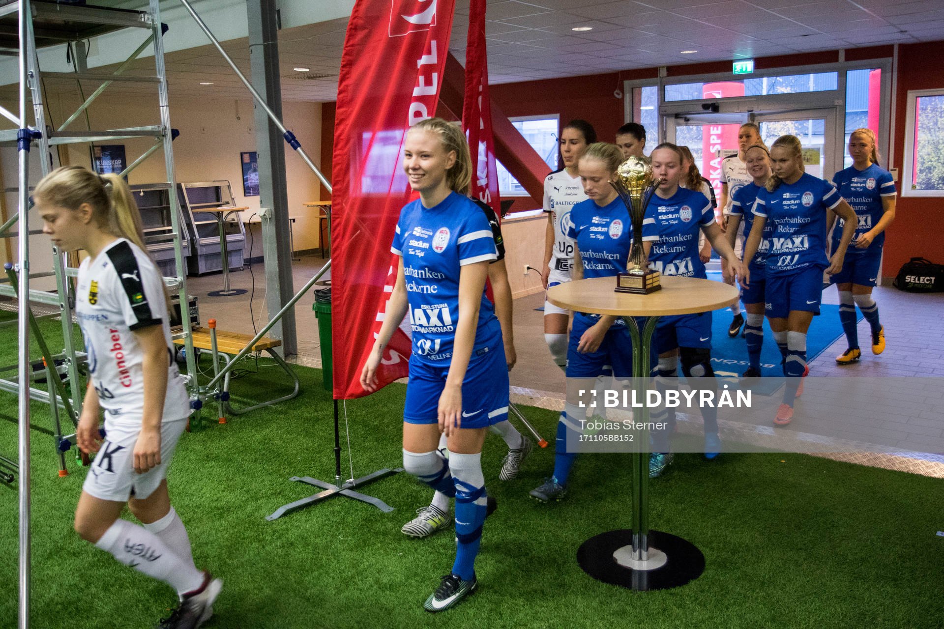 Eskilstuna och Umeå vandrar in på planen innan finalen i