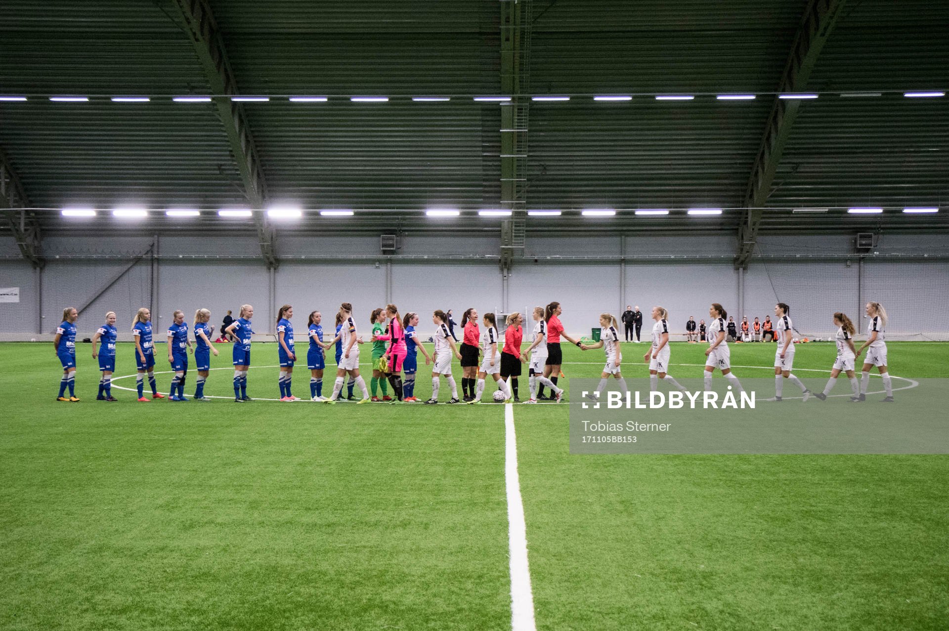 Spelarna hälsar på varandra och domarna innan finalen i
