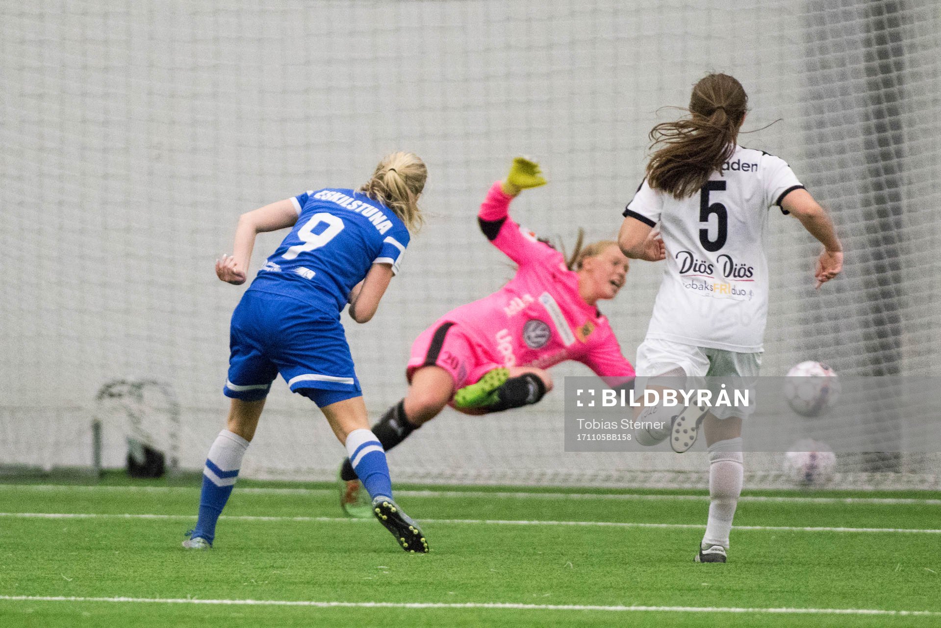 Eskilstunas Cornelia Ellefors gör 2-1 målet