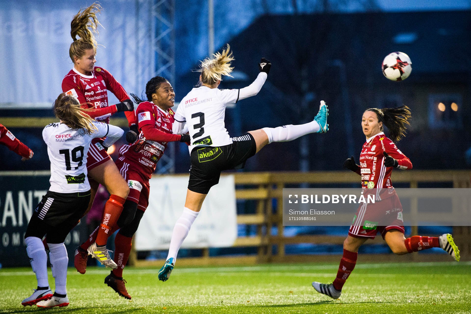 Piteås Nina Jakobsson och Madelen Janogy till vänster och LB07s Malin Winberg under fotbollsmatchen i Damallsvenskan mellan Piteå IF och IF Limhamn Bunkeflo den 5 november 2017 i Piteå.