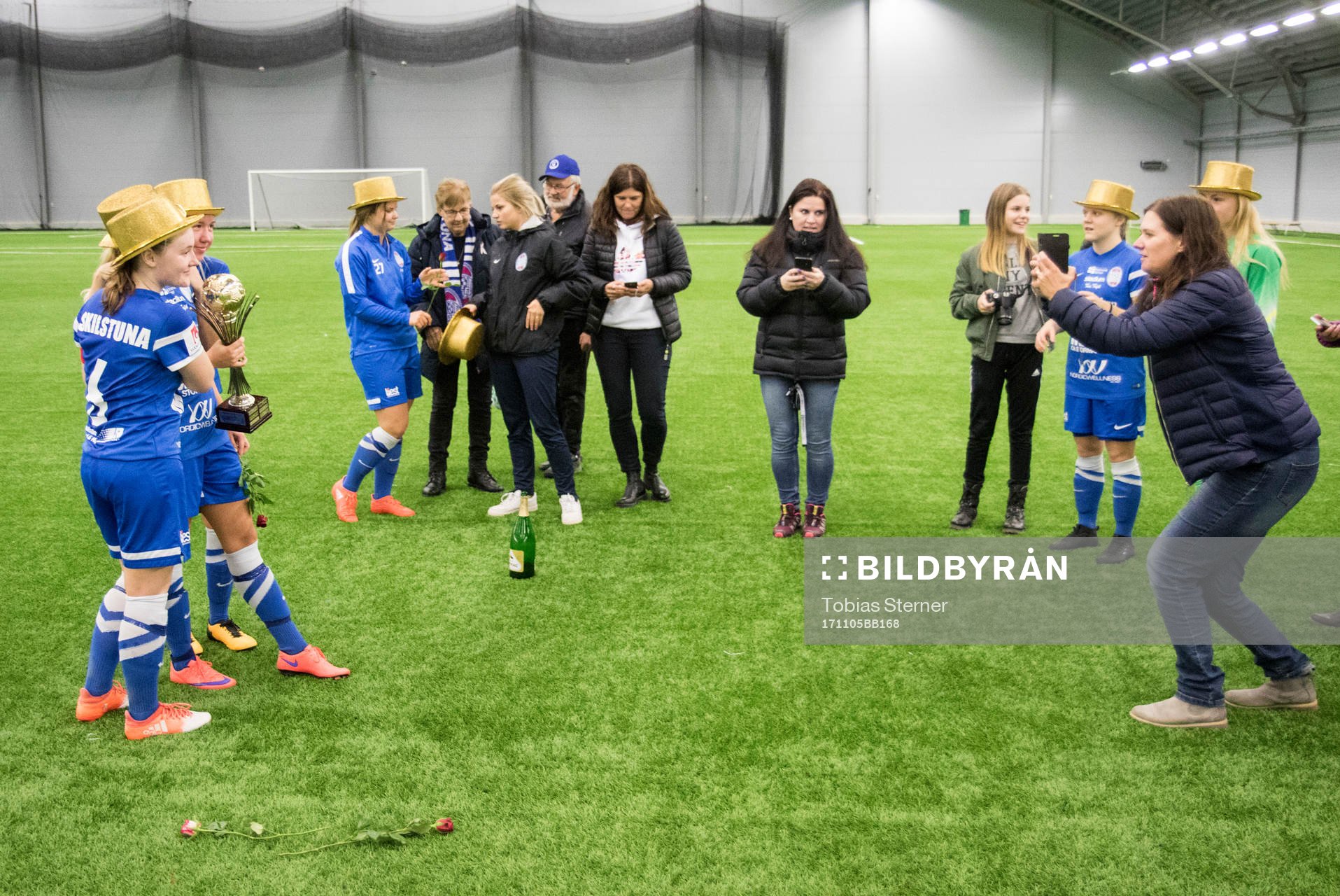 Spelare i Eskilstuna fotograferas av släkt och vänner