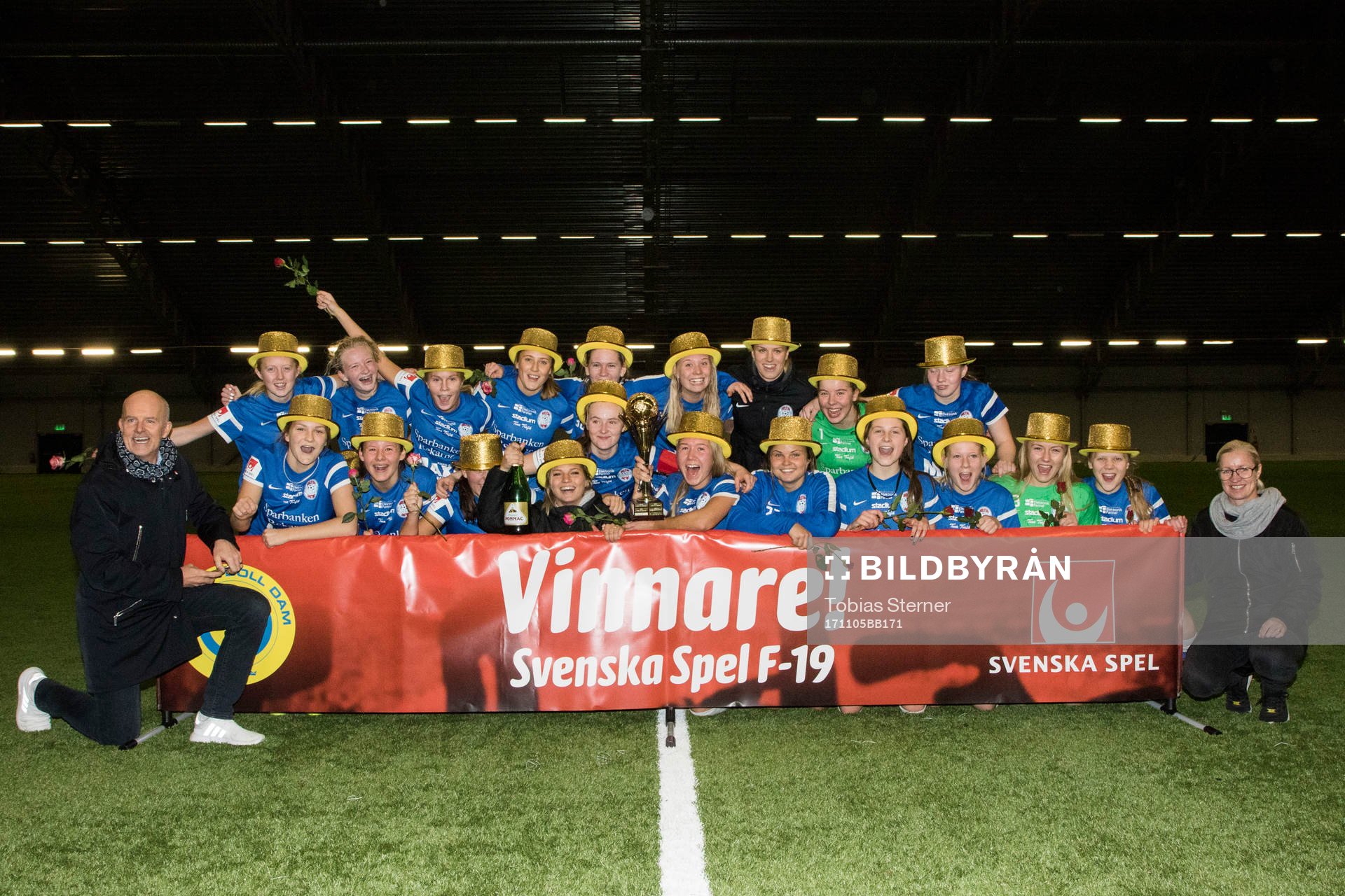 Joakim Mörnefält från Svenska spel och Victoria Sandell Svensson från Elitfotboll dam poserar med Eskilstuna United efter finalen i Svenska spel F19 mellan Eskilstuna och Umeå den 5 november 2017 i Stockholm.