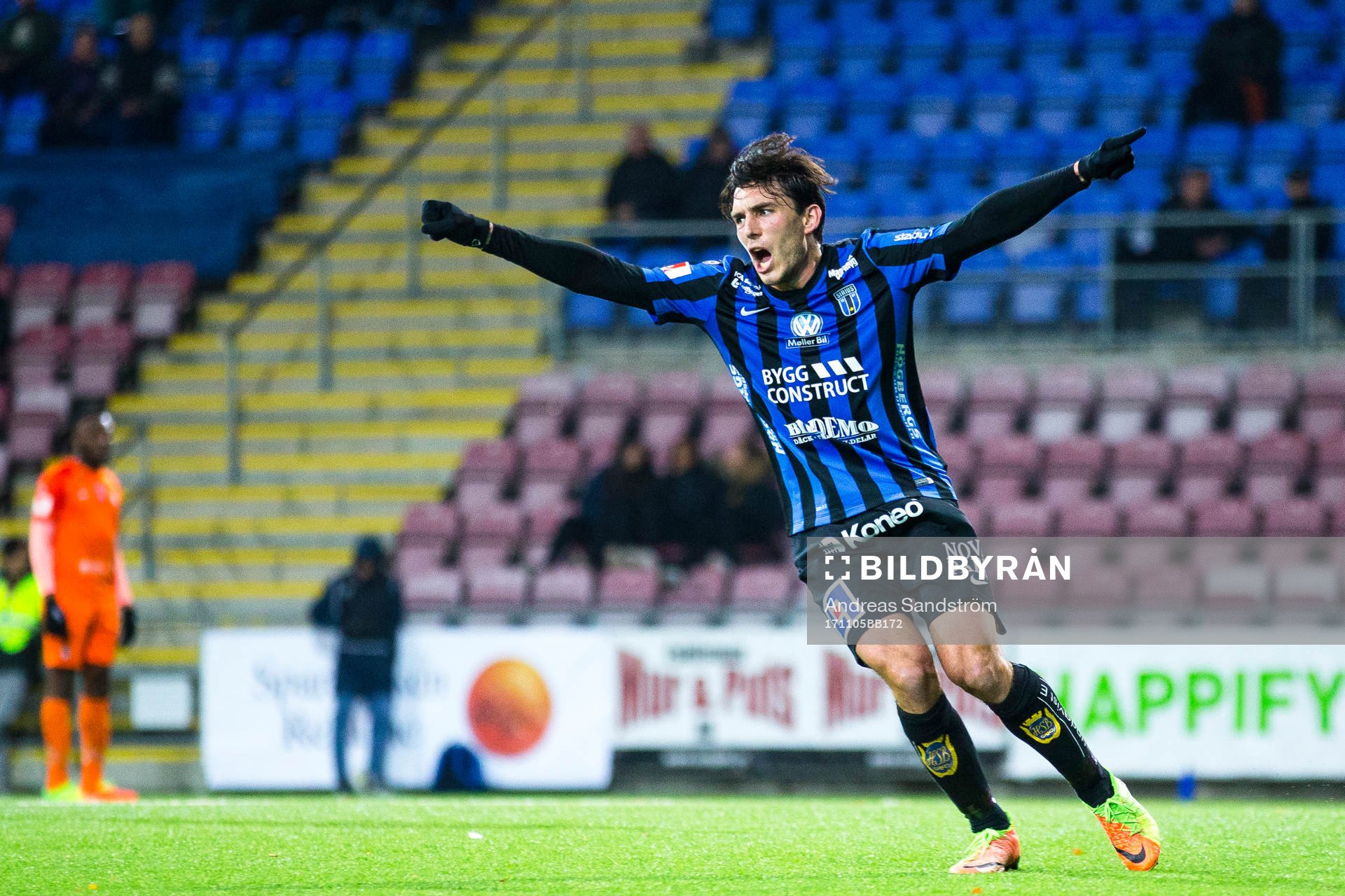 Sirius Ian Sirelius jublar efter 0-1 under fotbollsmatchen i Allsvenskan mellan AFC Eskilstuna och Sirius den 5 November 2017 i Stockholm.