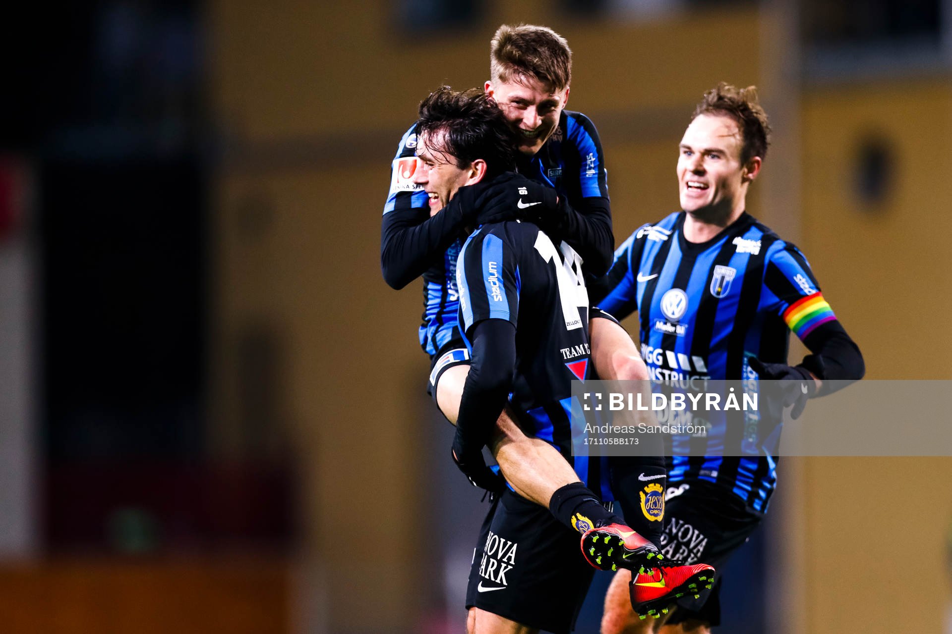 Sirius Ian Sirelius, Johan Andersson och Niklas Busch Thor jublar efter 0-1 under fotbollsmatchen i Allsvenskan mellan AFC Eskilstuna och Sirius den 5 November 2017 i Stockholm.