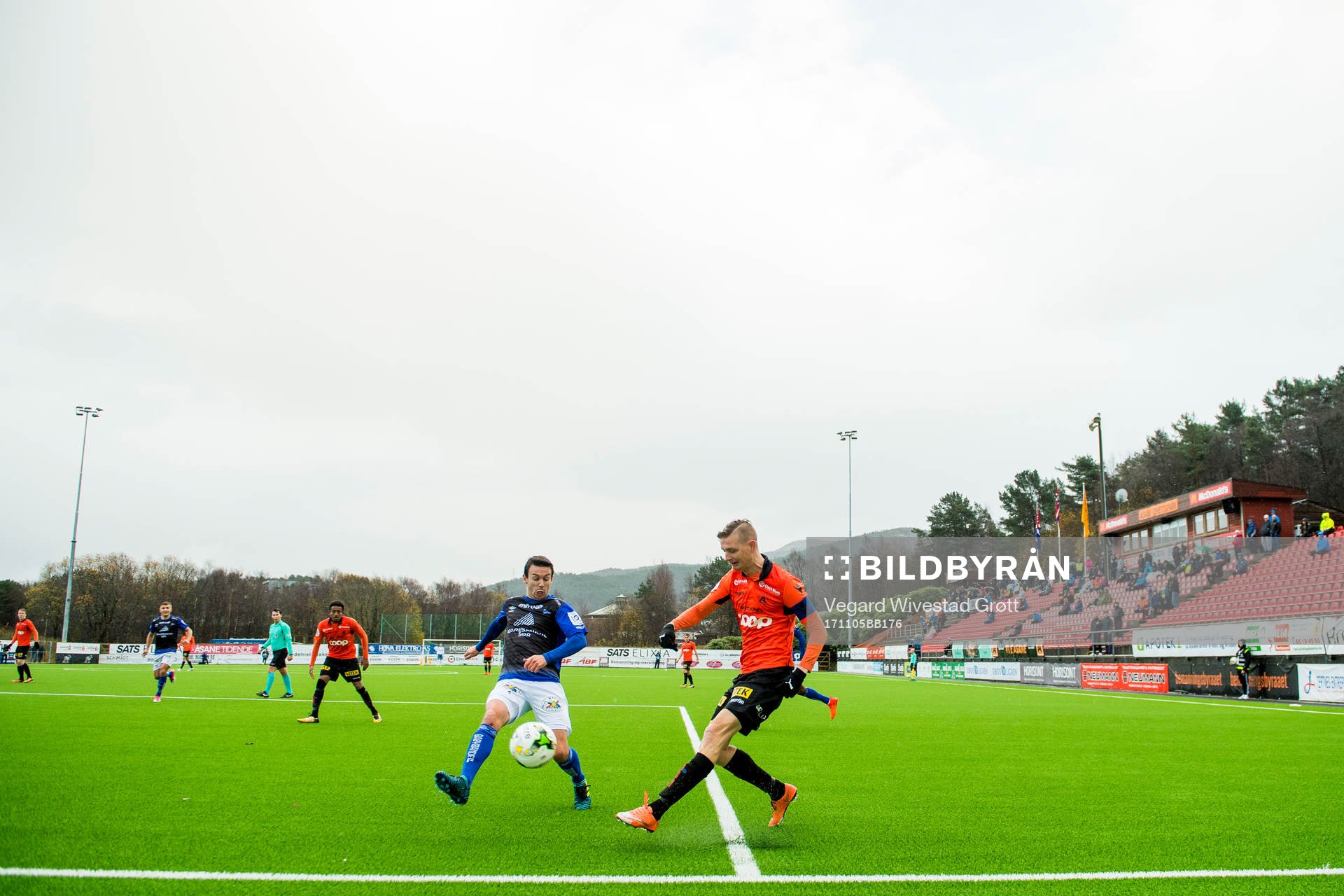 Conor O'Brien of Start and Erik Huseklepp of Åsane