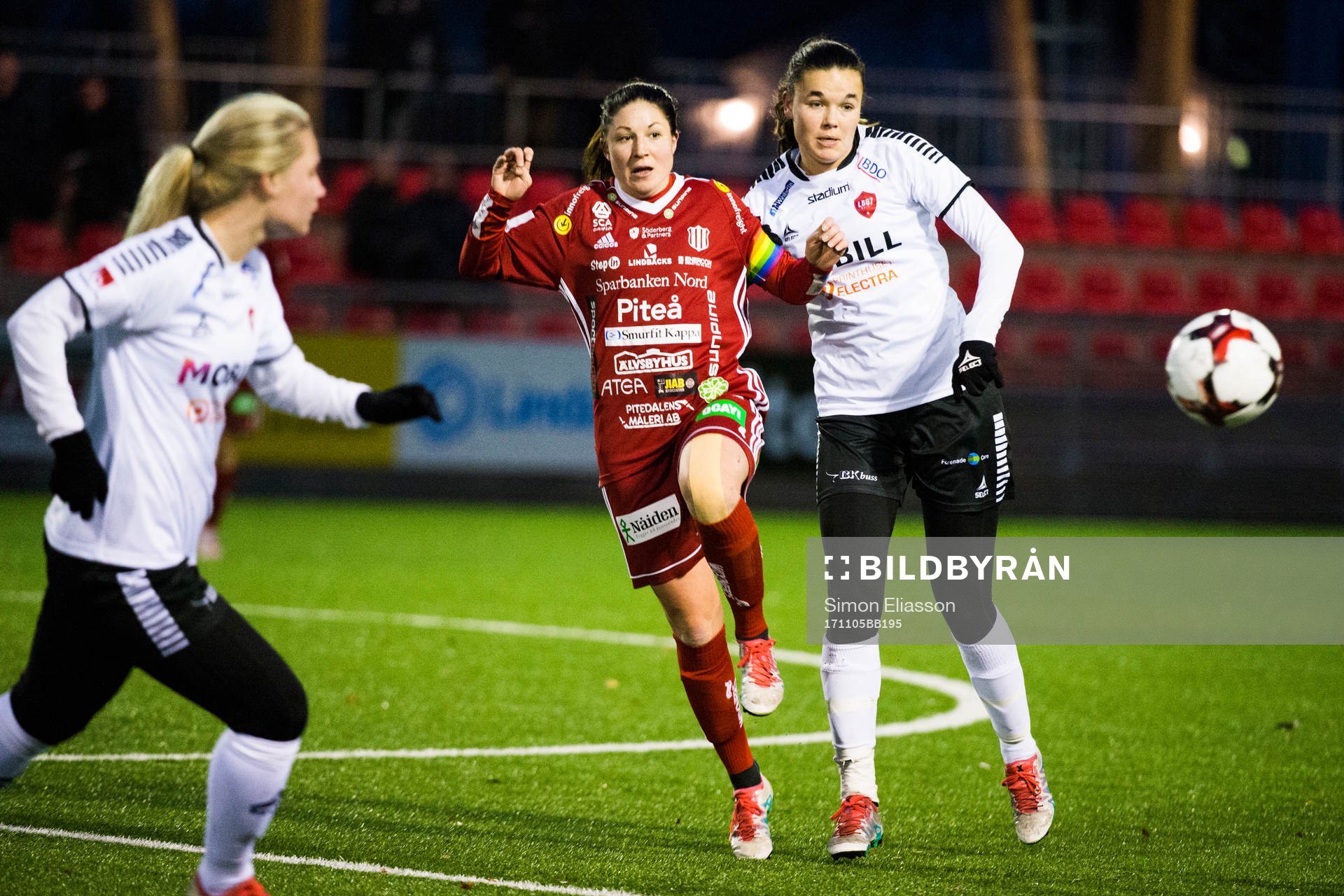 Piteås Josefin Johansson och LB07s Anna Welin under fotbollsmatchen i Damallsvenskan mellan Piteå IF och IF Limhamn Bunkeflo den 5 november 2017 i Piteå.