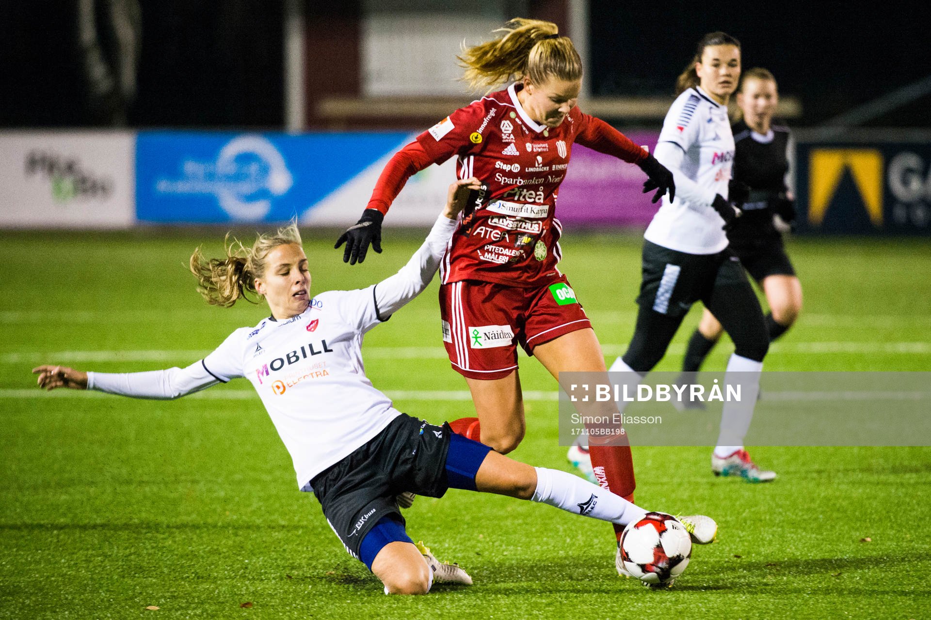 LB07s Anna Björk Kristjánsdóttir och Piteås Nina Jakobsson under fotbollsmatchen i Damallsvenskan mellan Piteå IF och IF Limhamn Bunkeflo den 5 november 2017 i Piteå.