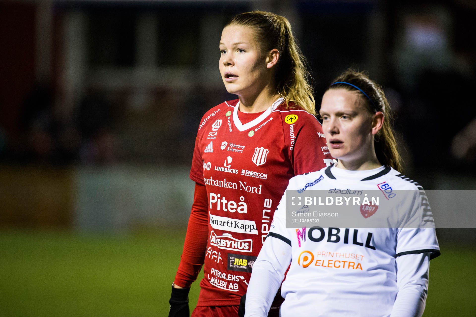 Piteås Nina Jakobsson LB07s Rebecka Persson under fotbollsmatchen i Damallsvenskan mellan Piteå IF och IF Limhamn Bunkeflo den 5 november 2017 i Piteå.