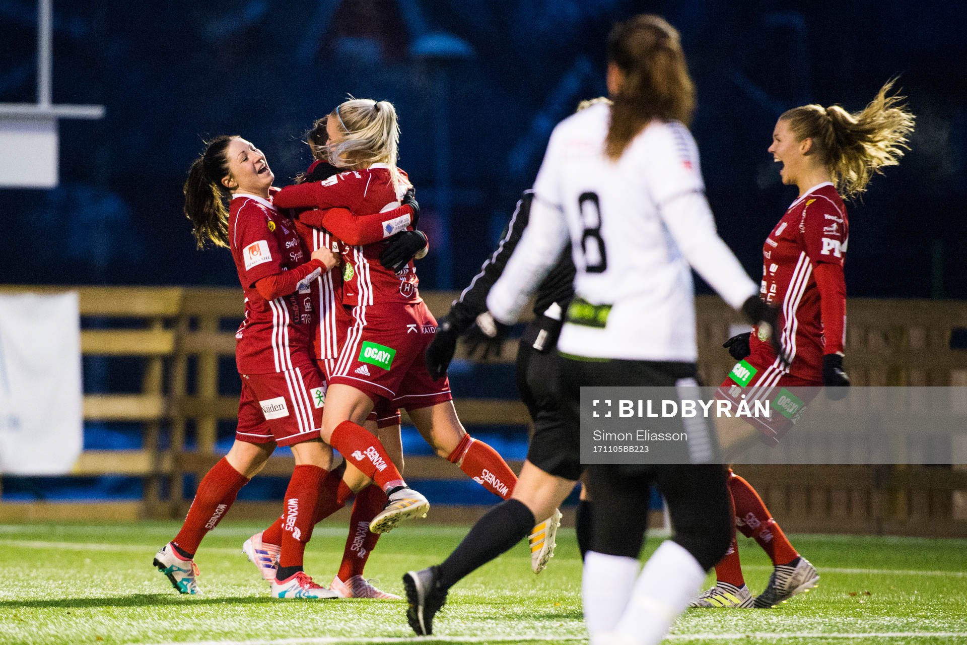 Piteå jublar efter 2-0 under fotbollsmatchen i Damallsvenskan mellan Piteå IF och IF Limhamn Bunkeflo den 5 november 2017 i Piteå.